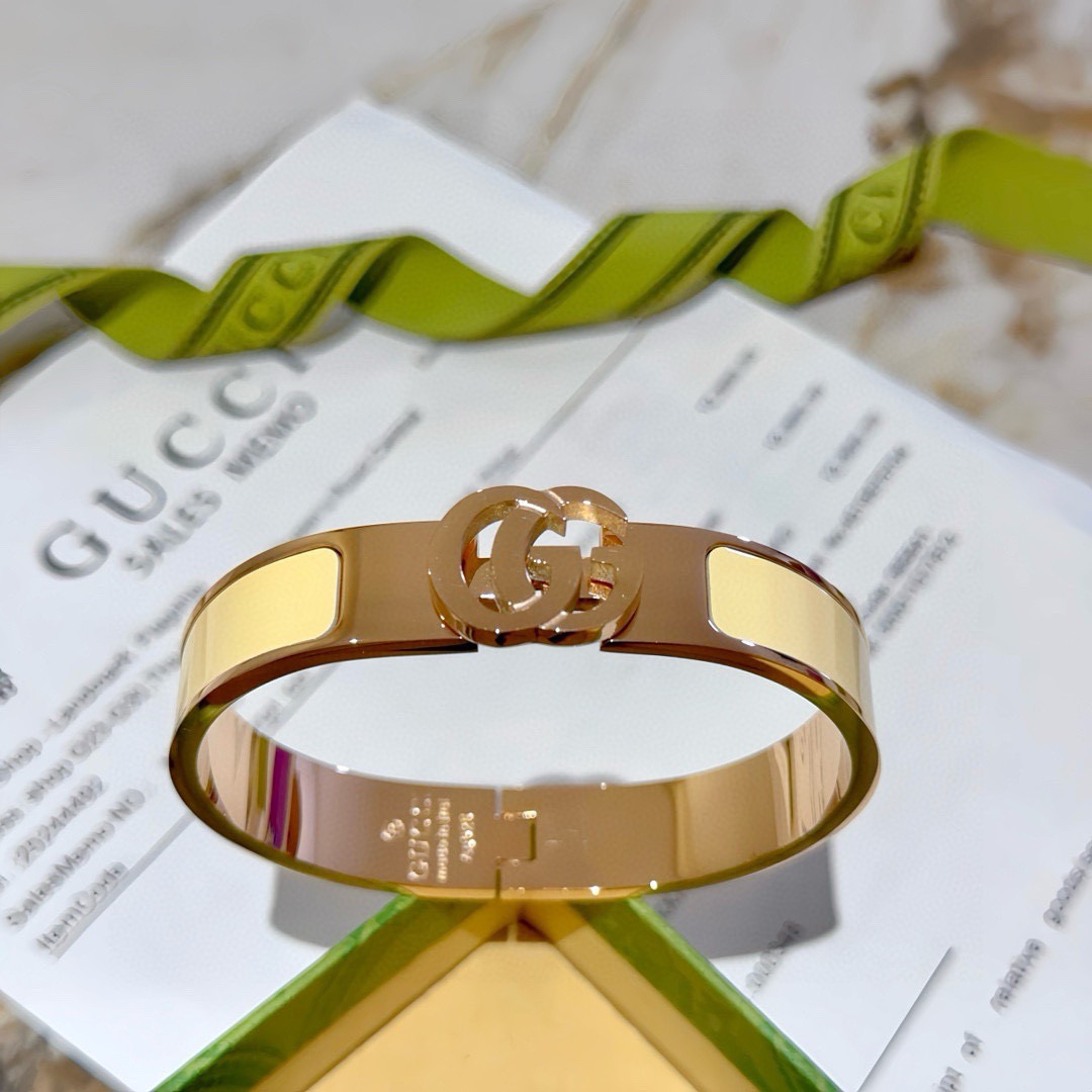 NO:705215,Batch. Gucci bracelets are hand-made, the latest bracelets are of a higher grade, the same style as the Anger Forest series, Double G classic series, Gucci bracelets. The details are matched with K gold processing. The shiny version is not available in the market. This one has been on the market. It is a best-selling model in Gucci. It goes well with trendy clothes, fine jewelry, Gucci, and bracelets.19860909批.古驰手镯手环纯手工打造最新款手镯档次更高明星同款Anger Forest系列双G经典款系列古驰手环 细节对版K金处理 非市面亮面版型 这款一直在出 古驰里面热卖款 非常好搭配潮流衣服,饰品精品,gucci,bracelet,Jewelry