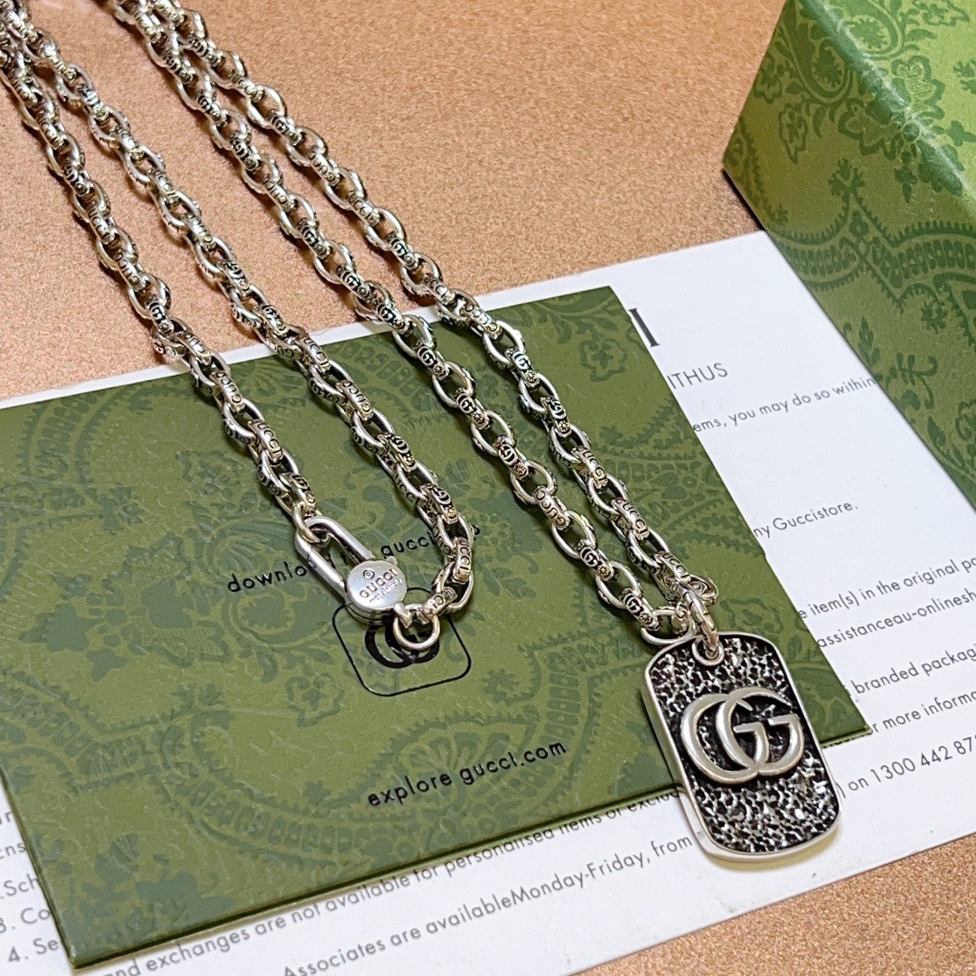 NO:705221,Batch, do not explode, douyin is the first choice for Internet celebrities to bring goods. The latest chain of Gucci necklaces is of higher quality. The same style as the Anger Forest series double g design concept retro pattern necklace for celebrities. It makes high-end clothes more elegant and more brand-like and personalized when going out. The details are distressed. The non-market glossy version. This one has been out. The best-selling model in Gucci. Very easy to match, fine jewelry, gucci, necklace.19860909批  不爆不发 抖音带货网红首选 古驰项链最新款链条档次更高明星同款Anger Forest系列双g设计理念复古图案项链 让高档的衣服搭配更有气质 出去更有牌面和个性 细节对版做旧处理 非市面亮面版型 这款一直在出 古驰里面热卖款 非常好搭配,饰品精品,gucci,necklace,Jewelry
