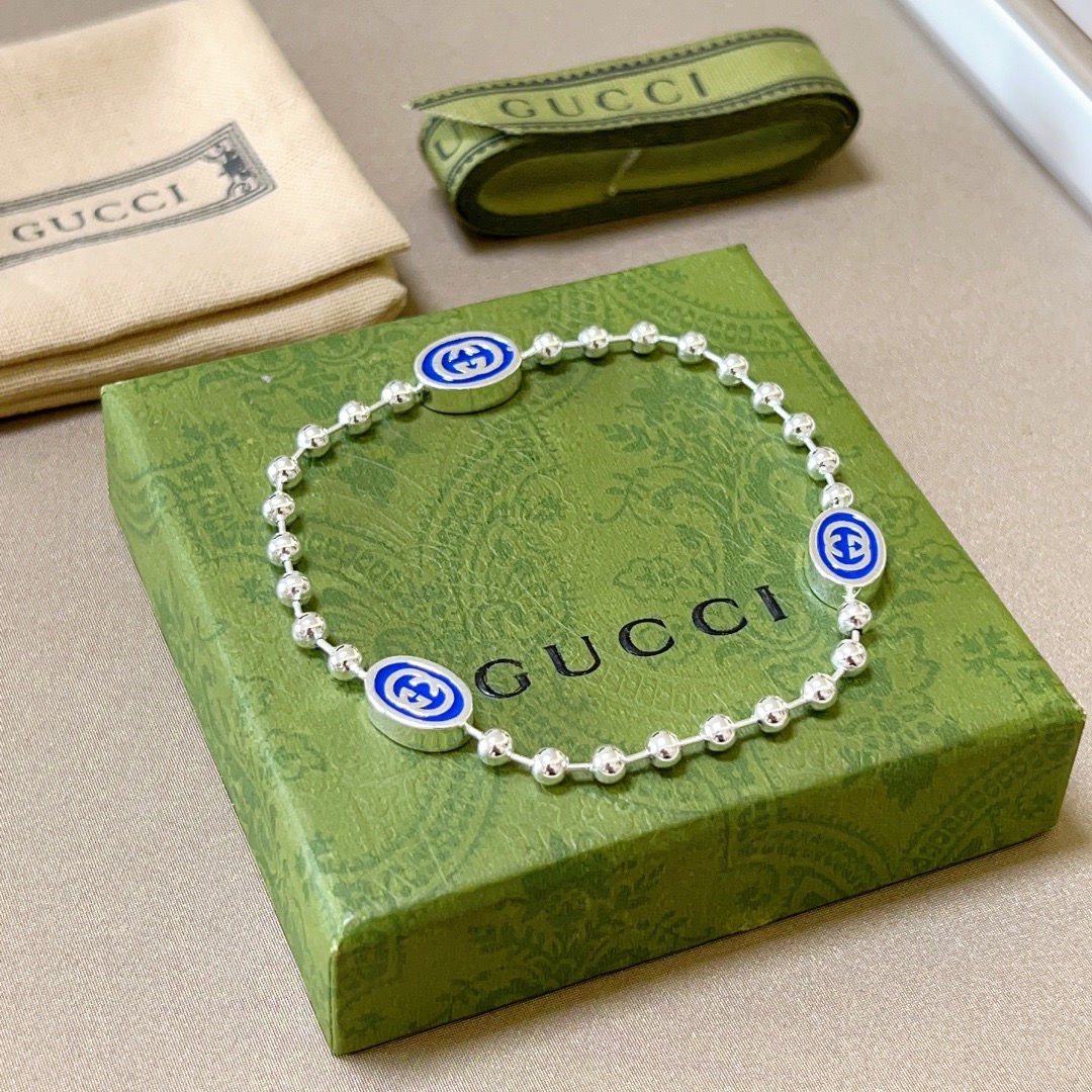 NO:705225,Batch. Newly released in 2026. The latest classic model of Gucci Gucci bracelet. Exquisite regardless of style and texture, it is absolutely top-notch. You can understand the original logo at a glance. Super nice. The best choice for matching clothes. A must-have artifact for men and women. Size 18.20.22 cm. Boutique jewelry, gucci, gucci, bracelet.19860909批. 2026新出炉 Gucci古驰手链最新款的经典款 精致无论款式 质感 都是绝对的顶尖feel 只要看一眼就懂了原版logo 超 nice 搭配衣服最佳的选择,男女同款必备神器 码数18.20.22厘米,饰品精品,gucci,gucci,bracelet,Jewelry