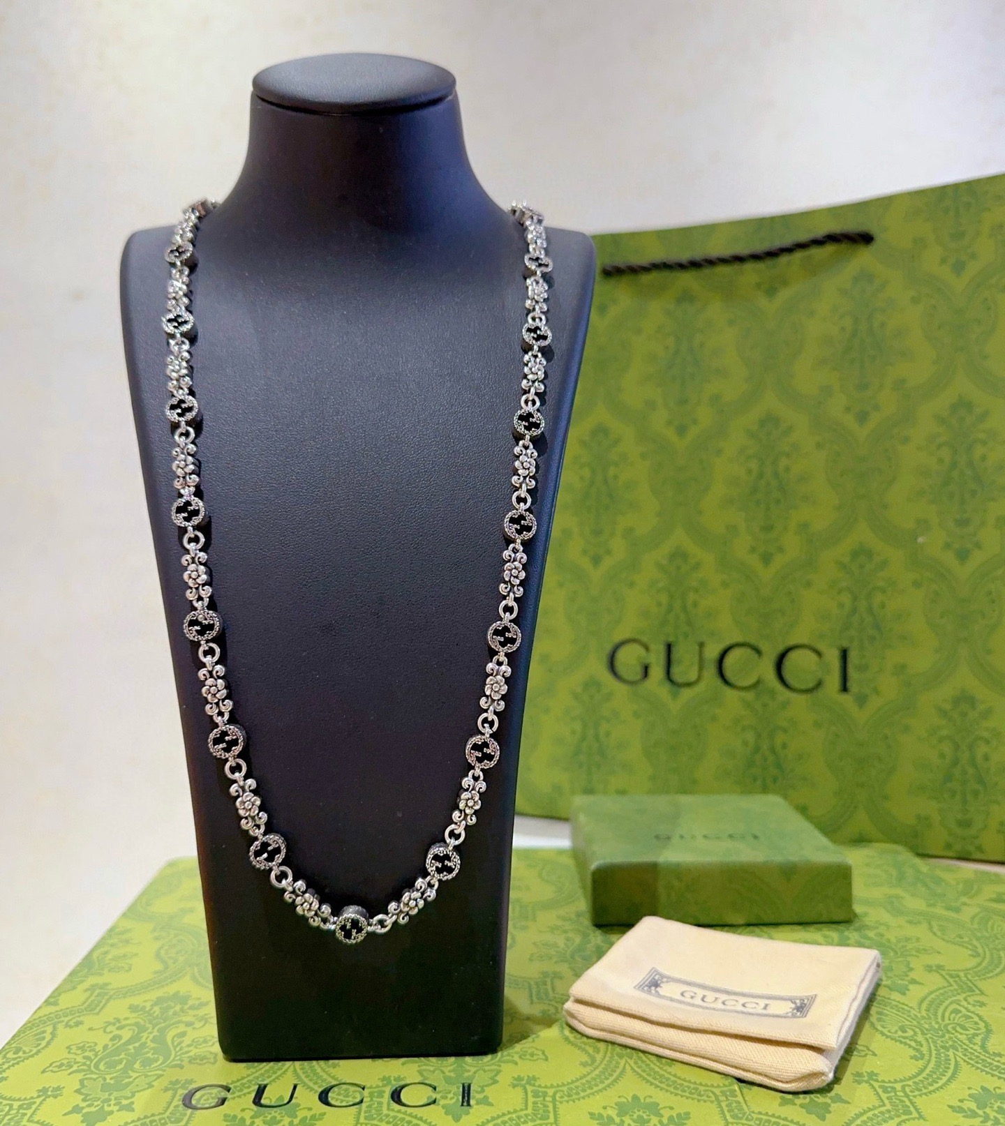 NO:705241,The latest Gucci necklace has a higher grade. The same model as the star's Anger Forest series. Double G classic design concept necklace series. Retro silver necklace. The details are distressed. The shiny version is not available in the market. This one has been on the market. It is a best-selling model in Gucci. It is very suitable for trendy clothes, fine jewelry, gucci, necklace.19860909批古驰项链最新款链条档次更高明星同款Anger Forest系列双G经典款设计理念项链系列复古银项链 细节对版做旧处理 非市面亮面版型 这款一直在出 古驰里面热卖款 非常好搭配潮流衣服,饰品精品,gucci,necklace,Jewelry