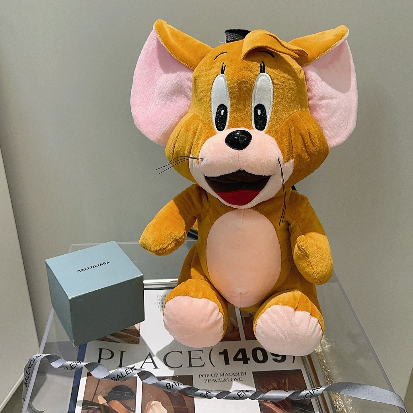 NO:705237,Batch. Hot models are coming. Balenciaga's official website debuts new cat and mouse dolls for exclusive high-quality sale. New products for export to France are released. Balenciaga's Jerry doll is purely handmade. The texture and fullness are all in place. Not many in stock, and the hands are slow. Super cute. Looking forward to my Jerry. Put it in the car and at home. It has a high-end feel. The size of 45cm is particularly fun to hold in the hand., fine jewelry, balenciaga19860909批. 爆款来袭 巴黎世家官网首发新品猫和老鼠玩偶独家高品质发售 出口法国订单新品发布 ,巴黎世家一款杰瑞公仔,纯手工制作工艺 质感 饱满度全部到位 现货不多,手慢无 超级可爱的 期待我的杰瑞.放车里放家里高级感满满 45cm的尺寸,抱在手里特别好玩.,饰品精品,balenciaga,Jewelry