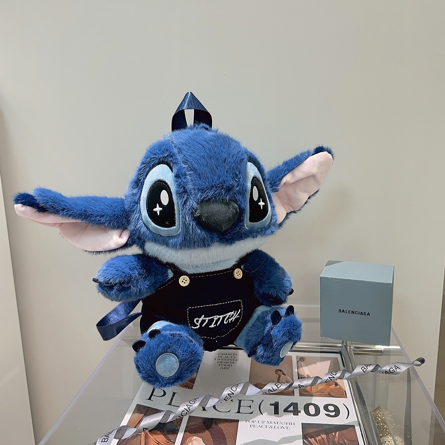 NO:705238,Batch. Hot model is coming. Balenciaga's official website debuts new Stitch dolls for exclusive high-quality sale. New products for export to France are released. A Stitch backpack from Balenciaga, purely handmade. The texture and fullness are all in place. Not many in stock, and the hands are slow. Super cute. I look forward to my Stitch. It feels high-end to put in the car and at home. The size of 45cm is particularly fun to hold in the hand., jewelry boutique, balenciaga, backpacks19860909批. 爆款来袭 巴黎世家官网首发新品史迪仔玩偶独家高品质发售 出口法国订单新品发布 ,巴黎世家一款史迪仔背包,纯手工制作工艺 质感 饱满度全部到位 现货不多,手慢无 超级可爱的 期待我的史迪仔.放车里放家里高级感满满 45cm的尺寸,抱在手里特别好玩.,饰品精品,balenciaga,backpacks,Jewelry