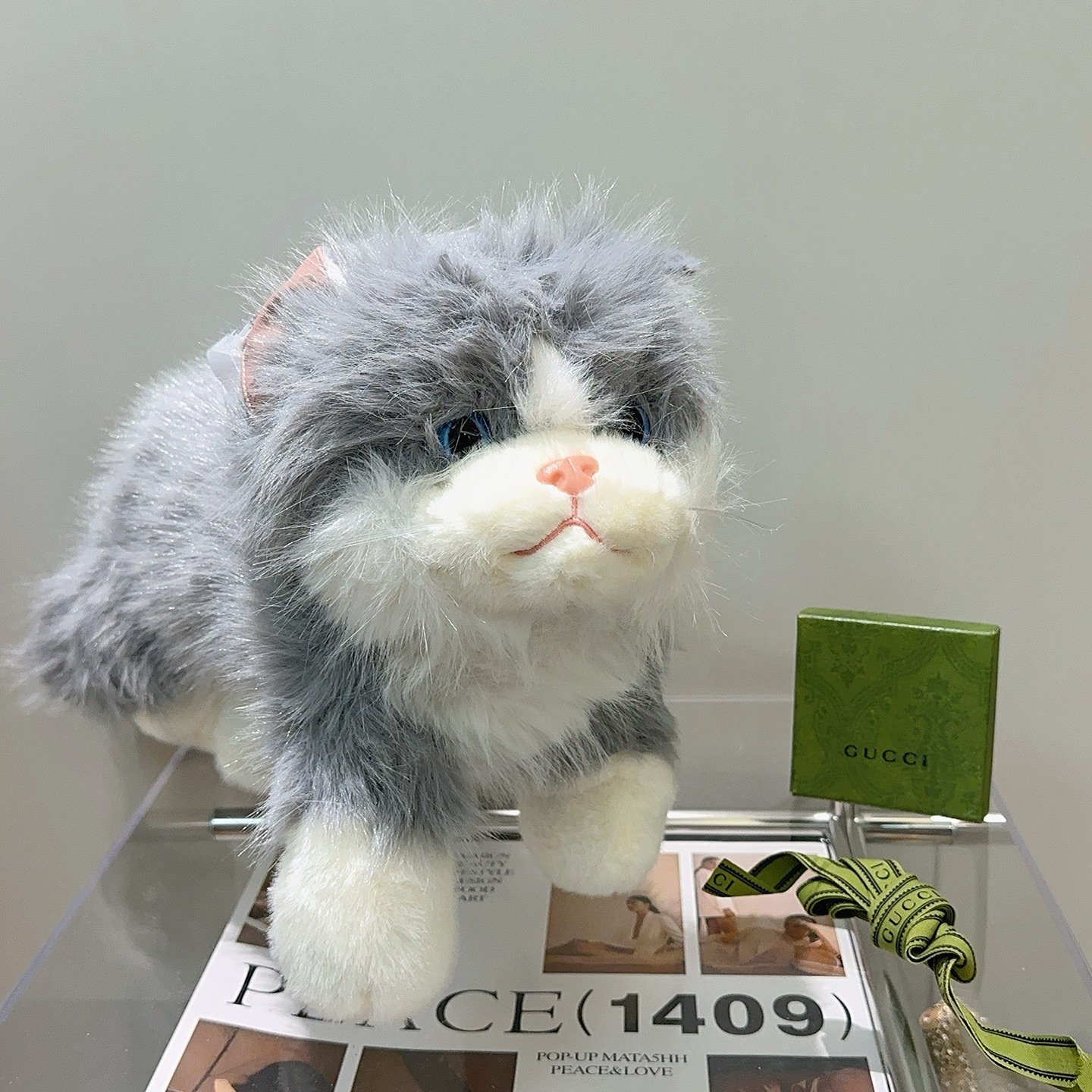 NO:705239,Batch. Super large hot model is coming. Gucci’s official website debuts new smart cat dolls for exclusive high-quality sale. New products exported to France are released. A kitten doll from Gucci is purely handmade. The texture and fullness are all in place. Not many in stock, so hands are slow. Super cute. I look forward to putting my kitten in the car and putting it at home. It has a high-end feel. The size of 55cm is particularly fun to hold in the hand., jewelry boutique, gucci19860909批. 超大号爆款来袭 古驰官网首发新品伶俐猫玩偶独家高品质发售 出口法国订单新品发布 ,古驰的的一款小猫公仔纯手工制作工艺 质感 饱满度全部到位 现货不多,手慢无 超级可爱的 期待我的小猫放车里放家里高级感满满 55cm的尺寸,抱在手里特别好玩.,饰品精品,gucci,Jewelry