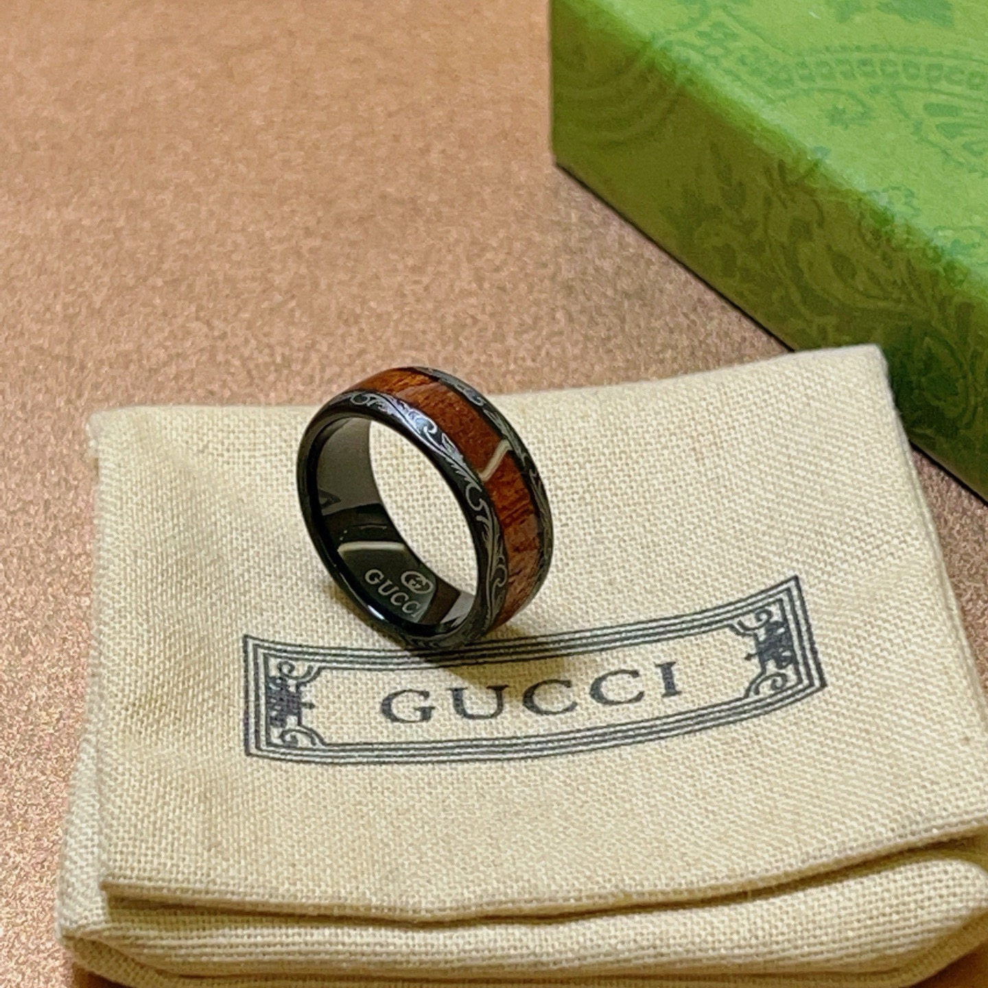 NO:705248,Batch. The latest style of Gucci ring is of higher quality. The same model as the star Anger Forest series. V-gold texture with heavy double G. Pure handmade craftsmanship. Gucci ring. High-end customization. Inlaid with shell material. Detail matching is purely hand-processed. Non-market glossy version. This one has been out. The best-selling model in Gucci. Very good to match with trendy clothes. Size: 8 9 10 11 12. Couple rings of the same style for men and women, jewelry boutique, gucci, ring19860909批.古驰戒指最新款款式档次更高明星同款Anger Forest系列v金质感沉沉双G纯手工制作工艺 古驰戒指 高端定制 镶嵌贝壳材质 细节对版纯手工处理 非市面亮面版型 这款一直在出 古驰里面热卖款 非常好搭配潮流衣服码数美8 9 10 11 12男女同款情侣戒指,饰品精品,gucci,ring,Jewelry
