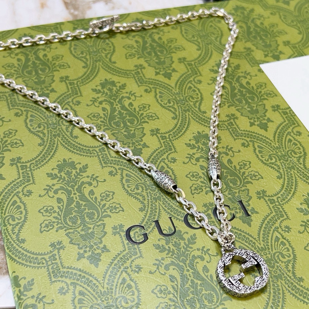 NO:705256,The latest Gucci necklace has a higher grade. The same style as the star Anger Forest series double G Gucci necklace. The chain length is 60 cm and the length can be changed. The details are distressed. The shiny version is not available in the market. This model has been on the market. It is a best-selling model in Gucci. It is very good to match with trendy clothes, fine jewelry, gucci, and necklace.19860909批古驰项链最新款链条档次更高明星同款Anger Forest系列双G古驰项链 链长60厘米可改长度 细节对版做旧处理 非市面亮面版型 这款一直在出 古驰里面热卖款 非常好搭配潮流衣服,饰品精品,gucci,necklace,Jewelry