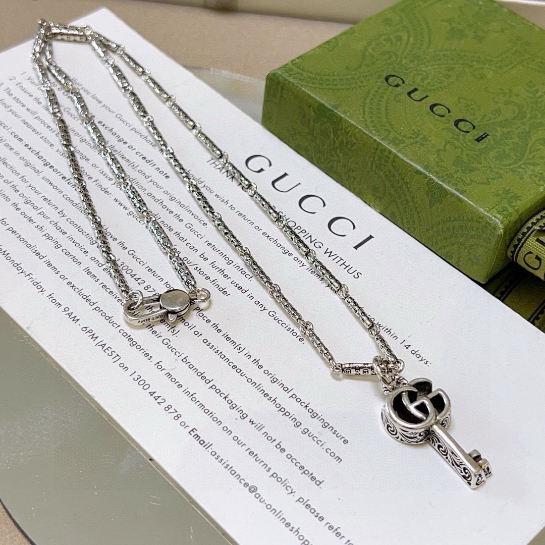 NO:705260,Batch 2026 new product launches are not popular until they are released. Douyin is the first choice for Internet celebrities to bring goods. The latest chain of Gucci necklaces is of a higher grade. The same style as the Anger Forest series double g retro key pendant for celebrities. High-end necklaces make high-end clothes more elegant and more brand-like and personalized when going out. The details are distressed. Non-market glossy version. This one has been out. The best-selling model in Gucci. Very easy to match, fine jewelry, gucci, necklace.19860909批 2026新品发布不爆不发 抖音带货网红首选 古驰项链最新款链条档次更高明星同款Anger Forest系列双g复古钥匙吊坠高端项链 让高档的衣服搭配更有气质 出去更有牌面和个性 细节对版做旧处理 非市面亮面版型 这款一直在出 古驰里面热卖款 非常好搭配,饰品精品,gucci,necklace,Jewelry