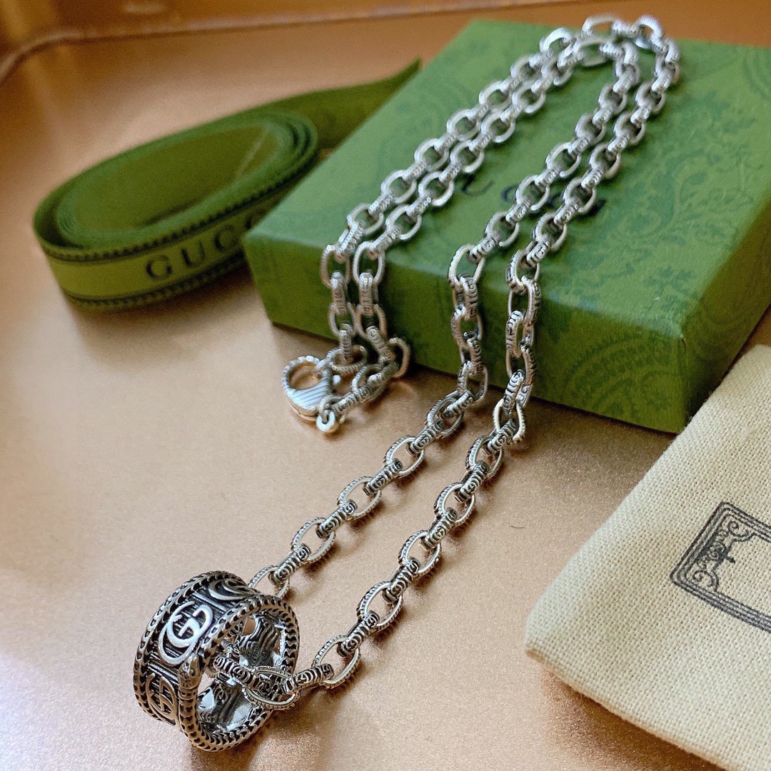 NO:705272,Missed the last batch of replenishment and no longer have Gucci necklaces. The latest chain is of higher quality. The same style as the celebrity Anger Forest series double G pattern necklace. The chain length is 60 cm and the length can be changed. The details are distressed. The shiny version is not available in the market. This one has been out. It is a best-selling model in Gucci. It is very suitable for trendy clothes, high-quality jewelry, Gucci, and necklace.19860909批最后一次补货错过不再有古驰项链最新款链条档次更高明星同款Anger Forest系列双g图案项链 链长60厘米可改长度 细节对版做旧处理 非市面亮面版型 这款一直在出 古驰里面热卖款 非常好搭配潮流衣服,饰品精品,gucci,necklace,Jewelry