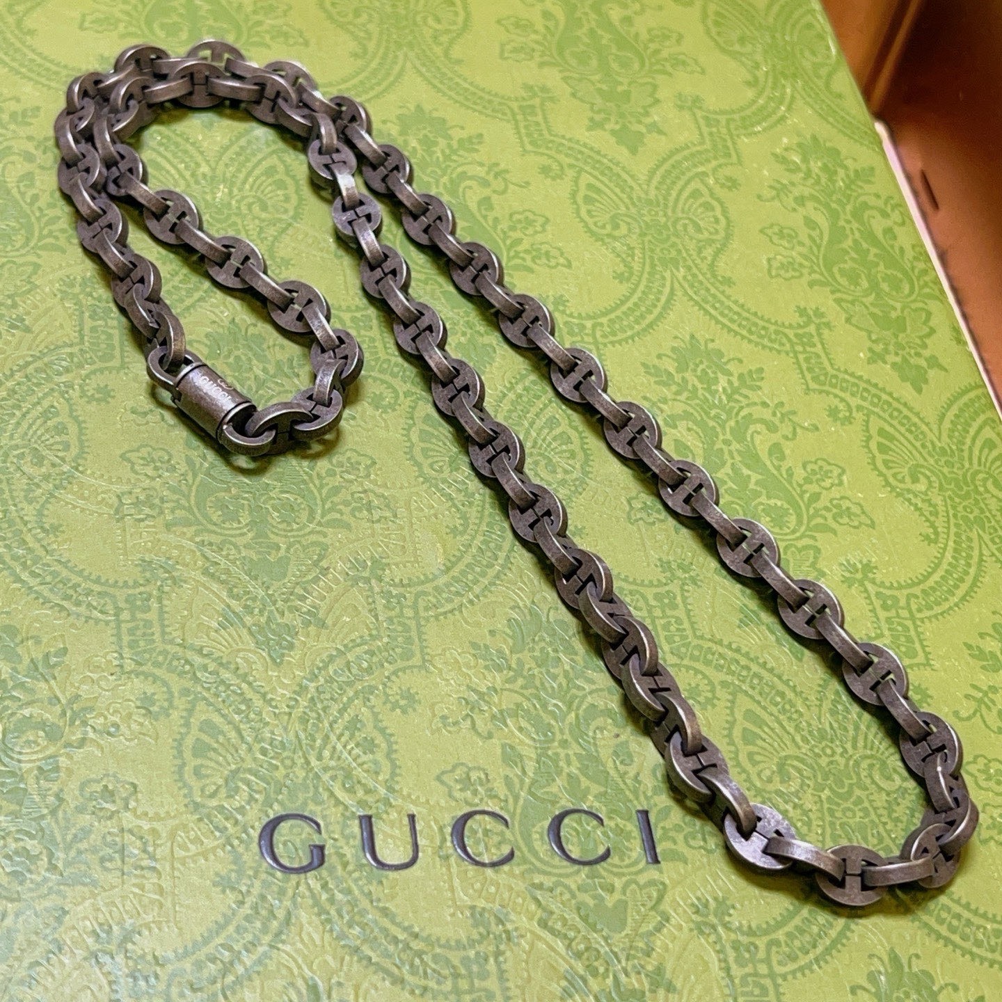 NO:705246,Batch, don’t explode, don’t post, Douyin is the first choice for Internet celebrities to bring goods. The latest chain of Gucci necklaces is of higher quality. The same style as the Anger Forest series double G Gucci new art style retro necklace. The length is 60cm. It makes the high-end clothes more elegant. It has more brand and personality when going out. The details are distressed. The non-market shiny version. This one has been out. The best-selling model in Gucci. Very easy to match, fine jewelry, gucci, necklace.19860909批 不爆不发 抖音带货网红首选 古驰项链最新款链条档次更高明星同款Anger Forest系列双g古驰新品艺术风格复古项链 长度60cm 让高档的衣服搭配更有气质 出去更有牌面和个性 细节对版做旧处理 非市面亮面版型 这款一直在出 古驰里面热卖款 非常好搭配,饰品精品,gucci,necklace,Jewelry