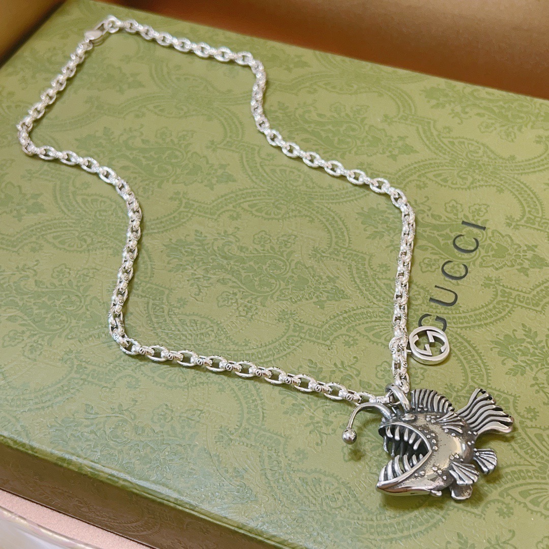 NO:705251,Batch New product launches are not popular until they are released. Douyin is the first choice for Internet celebrities to bring goods. The latest chain of Gucci necklaces is of higher quality. The same style as the Anger Forest series double G design concept retro pattern necklace for celebrities. It makes high-end clothes more elegant. It has more brand and personality when going out. The details are distressed. Non-market glossy version. This one has been released. The best-selling model in Gucci. Very easy to match, fine jewelry, gucci, necklace.19860909批  新品发布不爆不发 抖音带货网红首选 古驰项链最新款链条档次更高明星同款Anger Forest系列双g设计理念复古图案项链 让高档的衣服搭配更有气质 出去更有牌面和个性 细节对版做旧处理 非市面亮面版型 这款一直在出 古驰里面热卖款 非常好搭配,饰品精品,gucci,necklace,Jewelry