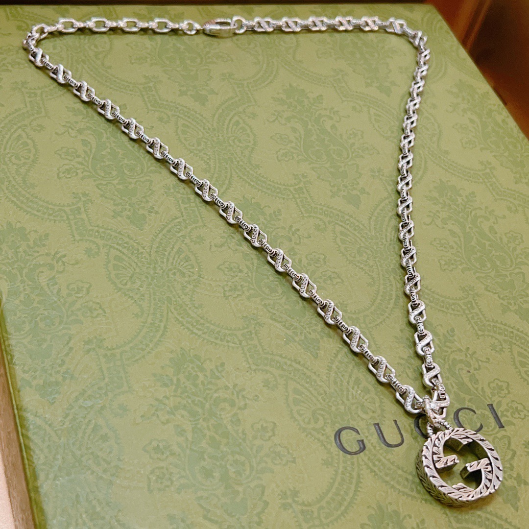 NO:705271,Batch. Gucci necklace retro material, imported customization, retro high-end boutique chain Gucci necklace, personalized customization is considered to be able to assist in healing the body and mind and is the bond of people's emotional communication. It brings fresh and happy energy. Retro Gucci inspiration has more connotation and is the light of wealth, which helps to attract wealth energy and bring lucky energy. It is high-end and elegant, fashionable and brings a fresh sense of life., jewelry boutique, gucci, necklace19860909批. 古驰项链复古材质 进口定制 复古高端精品链条古驰项链,个性定制被认为可以辅助治愈身心是人们情感沟通的纽带带来清新,快活的能量复古古驰灵感更有内涵亦是财富之光有助于吸引财富能量,带来幸运的能量.高级优雅不俗,时尚又带一种清新的生命感.,饰品精品,gucci,necklace,Jewelry