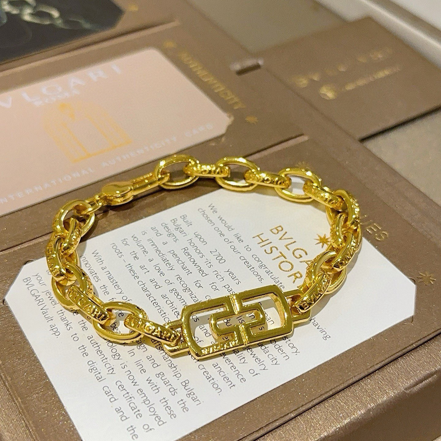 NO:705261,Batch. BVLGARI Bracelet V gold material BVLGARI DIVAS' DREAM series The appearance is perfect, the details are invincible, the unique color is completely impeccable, and it is decorated with a classic ring shape design, which is simple yet elegant and eye-catching. The pure handmade combination of V gold is more elegant and elegant. Same style for men and women. Bvlgari bracelet size: 18 20 22 24 cm, fine jewelry, Bottega  veneta,bvlgari,bvlgari,bracelet19860909批.宝格丽手链V金材质 BVLGARI宝格丽 DIVAS‘ DREAM 系列 品相完美,细节无敌,那种独特的色泽完全无可挑剔,再缀以经典指环外形设计,简约之余却又优雅夺目,V金纯手工的组合更显气色,上手雅致动人.男女同款 宝格丽手链尺寸:18 20 22 24厘米,饰品精品,bottega veneta,bvlgari,bvlgari,bracelet,Jewelry