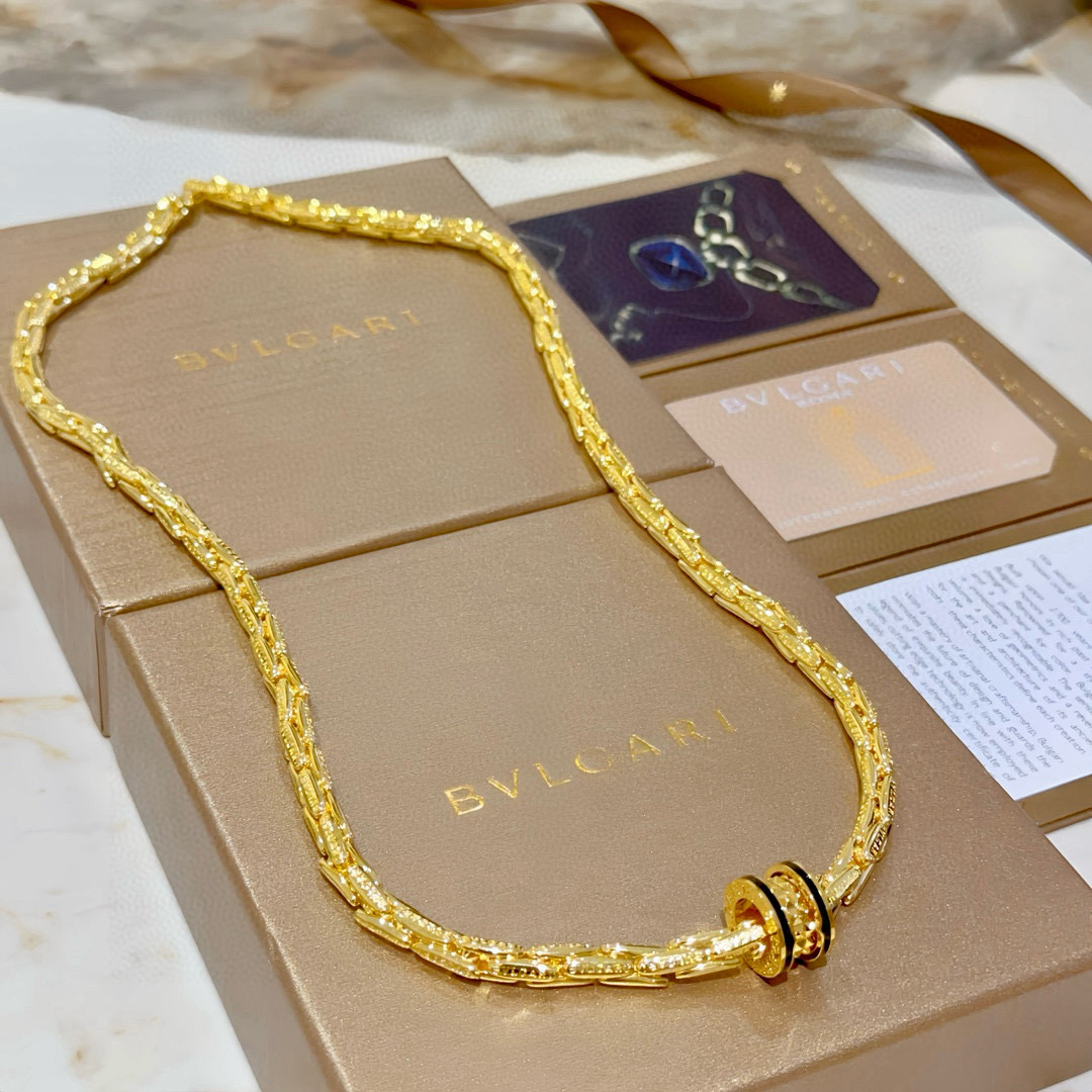 NO:705269,Batch. Bvlgari necklace V gold material. BVLGARI DIVAS' DREAM series. Perfect appearance, unparalleled details. The unique color is completely impeccable. It is also decorated with a classic ring shape design. It is simple yet elegant and eye-catching. The combination of gold is more elegant and elegant. Same style for men and women. Bvlgari necklaces, jewelry boutiques, bottega veneta, bvlgari, bvlgari, necklace, gold19860909批.宝格丽项链V金材质.BVLGARI宝格丽 DIVAS‘ DREAM 系列 品相完美,细节无敌,那种独特的色泽完全无可挑剔,再缀以经典指环外形设计,简约之余却又优雅夺目,黄金的组合更显气色,上身雅致动人.男女同款 宝格丽项链,饰品精品,bottega veneta,bvlgari,bvlgari,necklace,gold,Jewelry