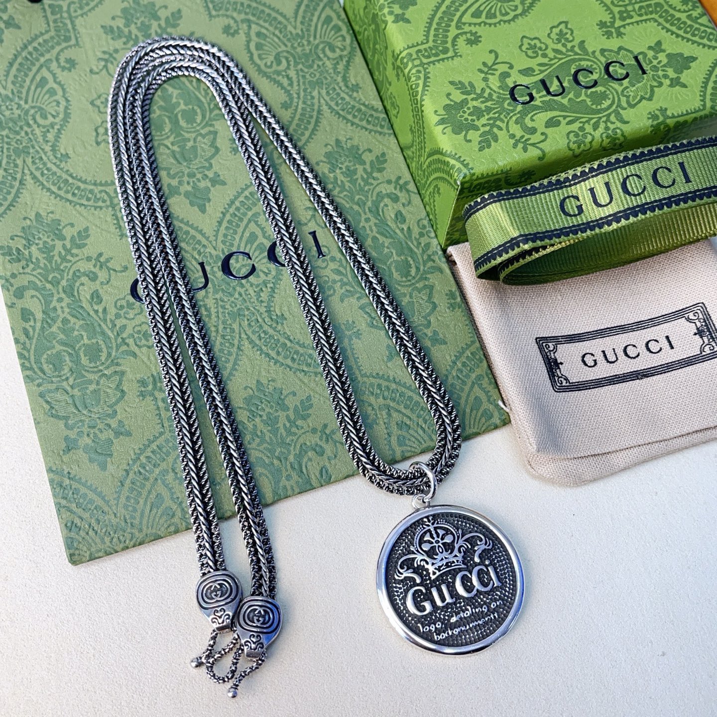 NO:705275,The latest version of Gucci necklace has a higher grade. The same style as the celebrity Anger Forest series double G classic necklace. The details are distressed. The shiny version is not available in the market. This model has been on sale. It is a best-selling model in Gucci. It is very good to match with trendy clothes, fine jewelry, Gucci, and necklace.19860909批古驰项链最新款链条档次更高明星同款Anger Forest系列双g经典项链 细节对版做旧处理 非市面亮面版型 这款一直在出 古驰里面热卖款 非常好搭配潮流衣服,饰品精品,gucci,necklace,Jewelry