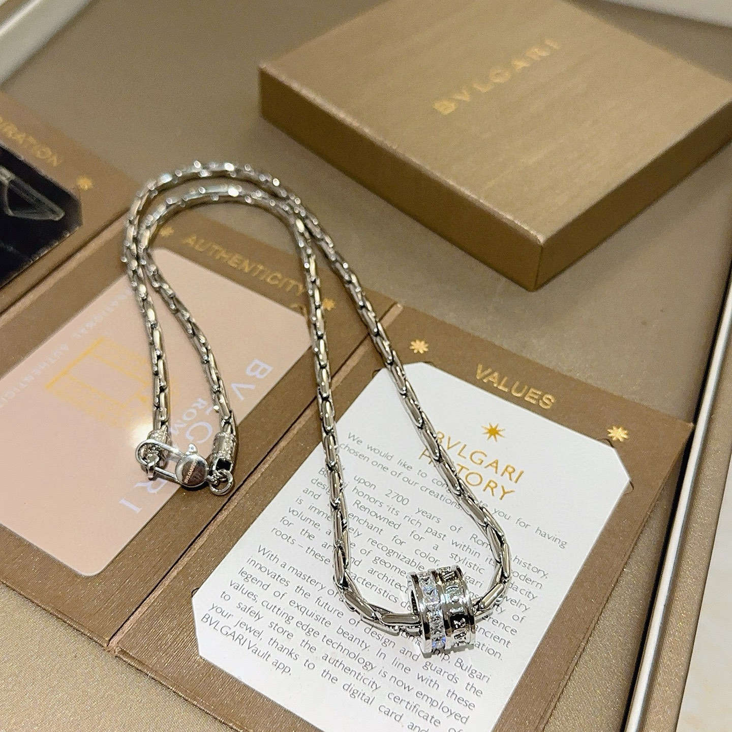 NO:705281,Batch Bulgari necklace V gold material BVLGARI BVLGARI DIVAS’ DREAM series The appearance is perfect, the details are invincible, the unique color is completely impeccable, and it is decorated with a classic ring shape design, which is simple yet elegant and eye-catching. The combination of V gold is more elegant, and the upper body is elegant and attractive. Same style for men and women. Bvlgari necklaces, jewelry boutiques, bottega veneta, bvlgari, bvlgari, necklace19860909批 宝格丽项链V金材质 BVLGARI宝格丽 DIVAS‘ DREAM 系列 品相完美,细节无敌,那种独特的色泽完全无可挑剔,再缀以经典指环外形设计,简约之余却又优雅夺目,V金的组合更显气色,上身雅致动人.男女同款 宝格丽项链,饰品精品,bottega veneta,bvlgari,bvlgari,necklace,Jewelry