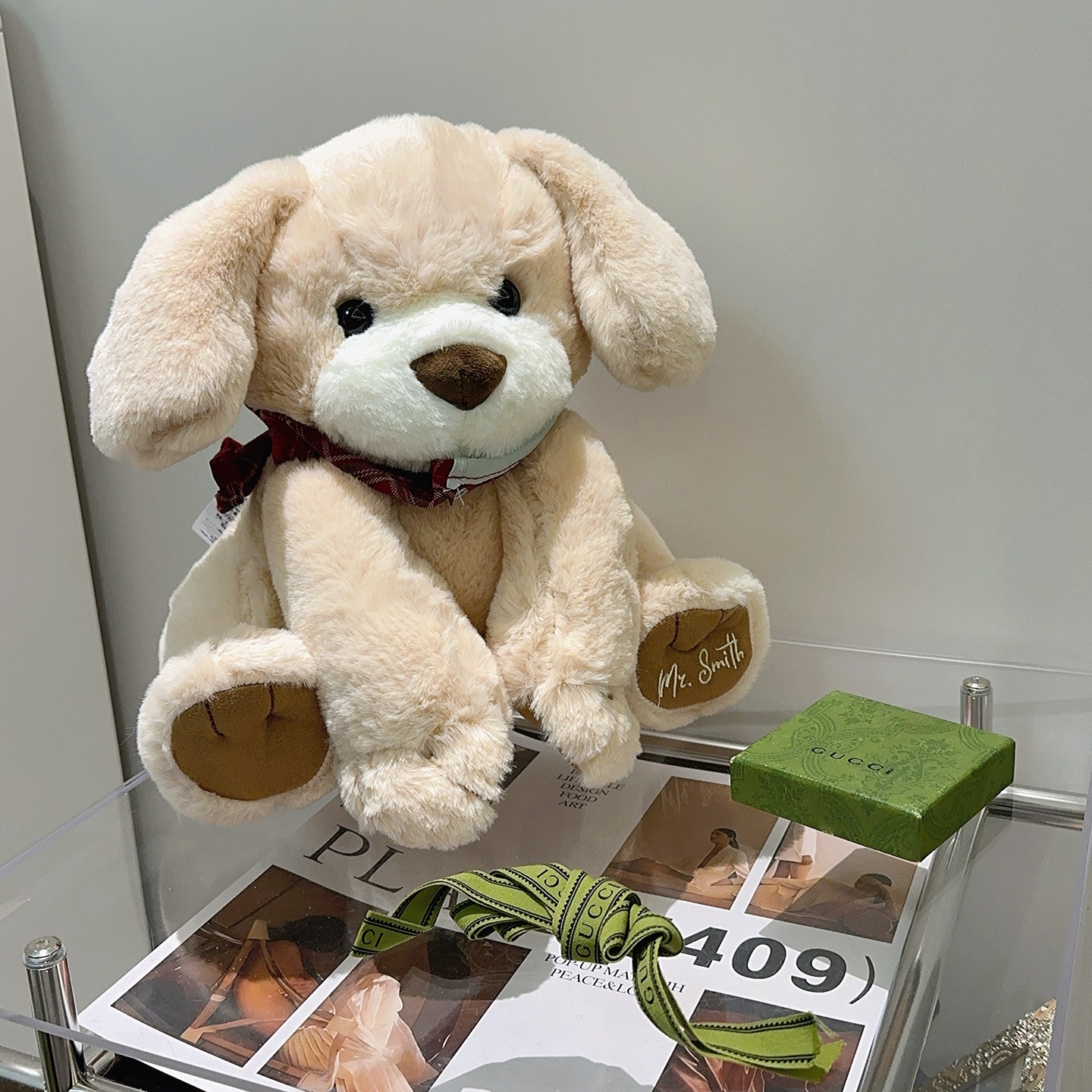 NO:705285,Batch. The super-sized hot model is coming. Gucci’s official website debuts new bear dolls for exclusive high-quality sale. New products exported to France are released. One of Gucci’s bear dolls is purely hand-made. The texture and fullness are all in place. Not many in stock, and hands are slow. Super cute. I look forward to putting my bear in the car and at home. It has a high-end feel. The size of 35cm is particularly fun to hold in my hand., jewelry boutique, gucci19860909批. 超大号爆款来袭 古驰官网首发新品小熊玩偶独家高品质发售 出口法国订单新品发布 ,古驰的的一款小熊公仔纯手工制作工艺 质感 饱满度全部到位 现货不多,手慢无 超级可爱的 期待我的小熊放车里放家里高级感满满 35cm的尺寸,抱在手里特别好玩.,饰品精品,gucci,Jewelry