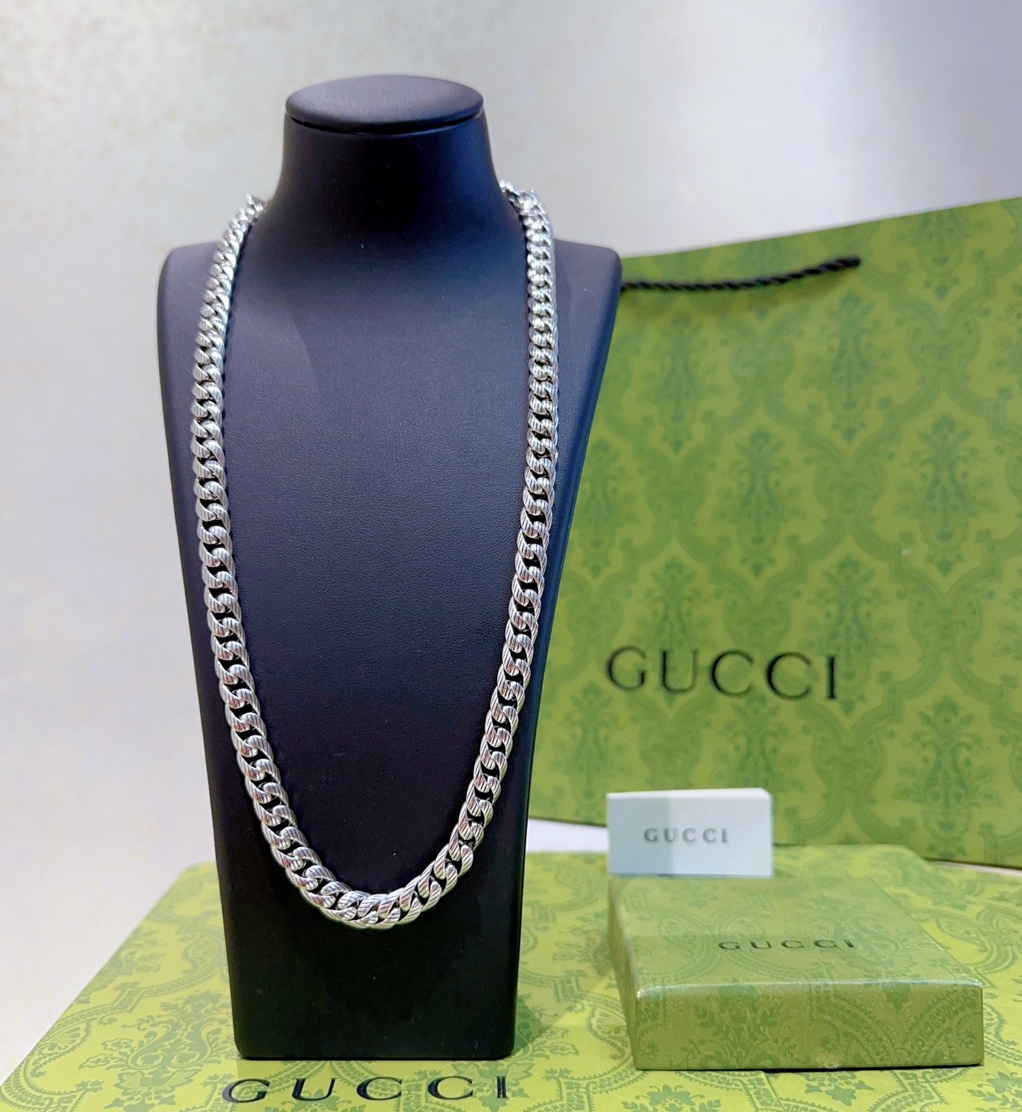 NO:705168,Batch of new products released. The latest chain of Gucci necklace has a higher grade. The same style as the star Anger Forest series. Double G classic Gucci top model. Artistic design concept. Palace necklace series. Retro literary necklace. Clothes instantly feel high-end. Details are matched with K gold processing. Non-market shiny version. This one has been out. It is a best-selling model in Gucci. It is very good to match with trendy clothes, fine jewelry, gucci, necklace.19860909批新品发布 古驰项链最新款链条档次更高明星同款Anger Forest系列双G经典款古驰上衣模型艺术设计理念宫廷项链系列复古文艺项链服饰瞬间高级感 细节对版K金处理 非市面亮面版型 这款一直在出 古驰里面热卖款 非常好搭配潮流衣服,饰品精品,gucci,necklace,Jewelry