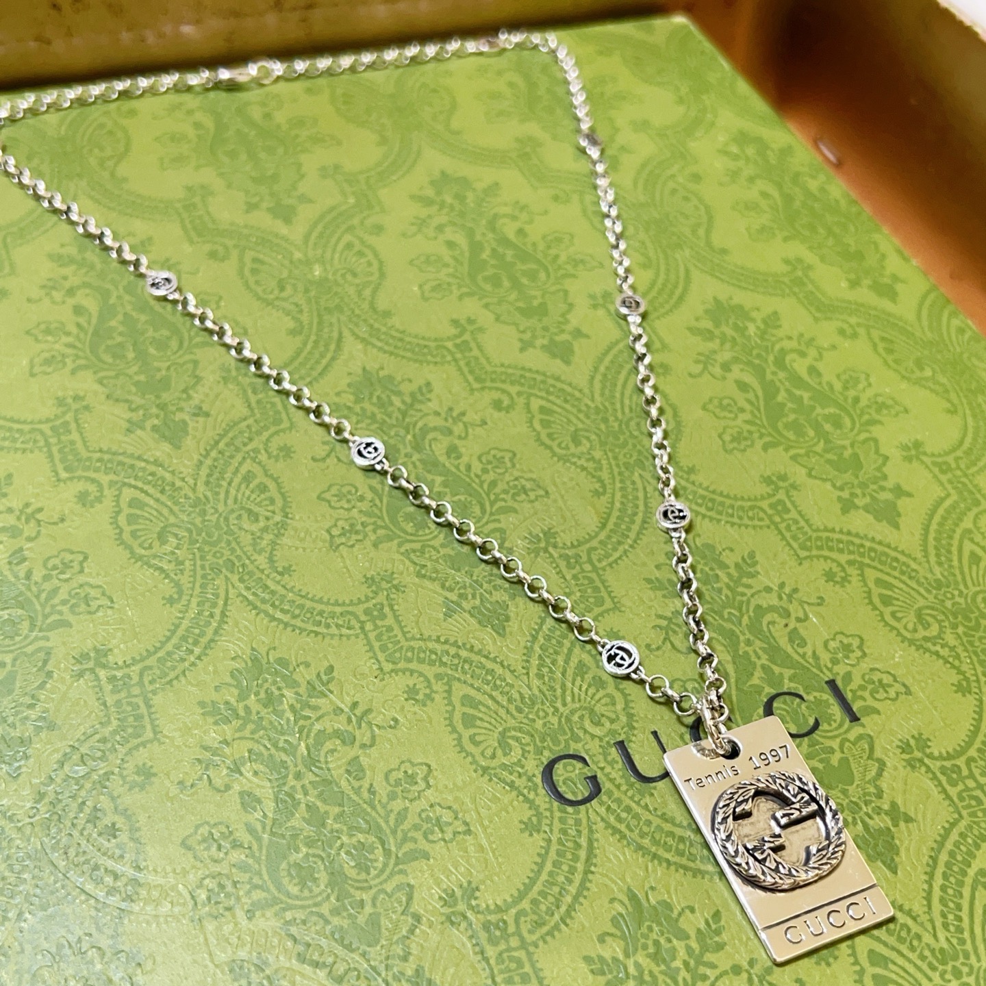 NO:705151,Batch New product launches are not popular until they are released. Douyin is the first choice for Internet celebrities to bring goods. The latest chain of Gucci necklaces is of higher quality. The same style as the Anger Forest series double G design concept retro necklace for celebrities. It makes high-end clothes more elegant and more brand-like and personalized when going out. The details are distressed. Non-market glossy version. This one has been released. The best-selling model in Gucci. Very easy to match, high-quality jewelry, gucci, necklace.19860909批  新品发布不爆不发 抖音带货网红首选 古驰项链最新款链条档次更高明星同款Anger Forest系列双g设计理念复古项链 让高档的衣服搭配更有气质 出去更有牌面和个性 细节对版做旧处理 非市面亮面版型 这款一直在出 古驰里面热卖款 非常好搭配,饰品精品,gucci,necklace,Jewelry