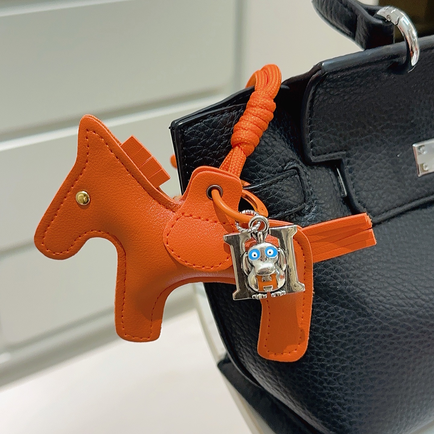 Hermes Rodeo Pegase Horse Charm con H Monkey Colgante colgante de cuero naranja con metal plateado detalles en esmalte azul y naranja remache dorado 8 cm
