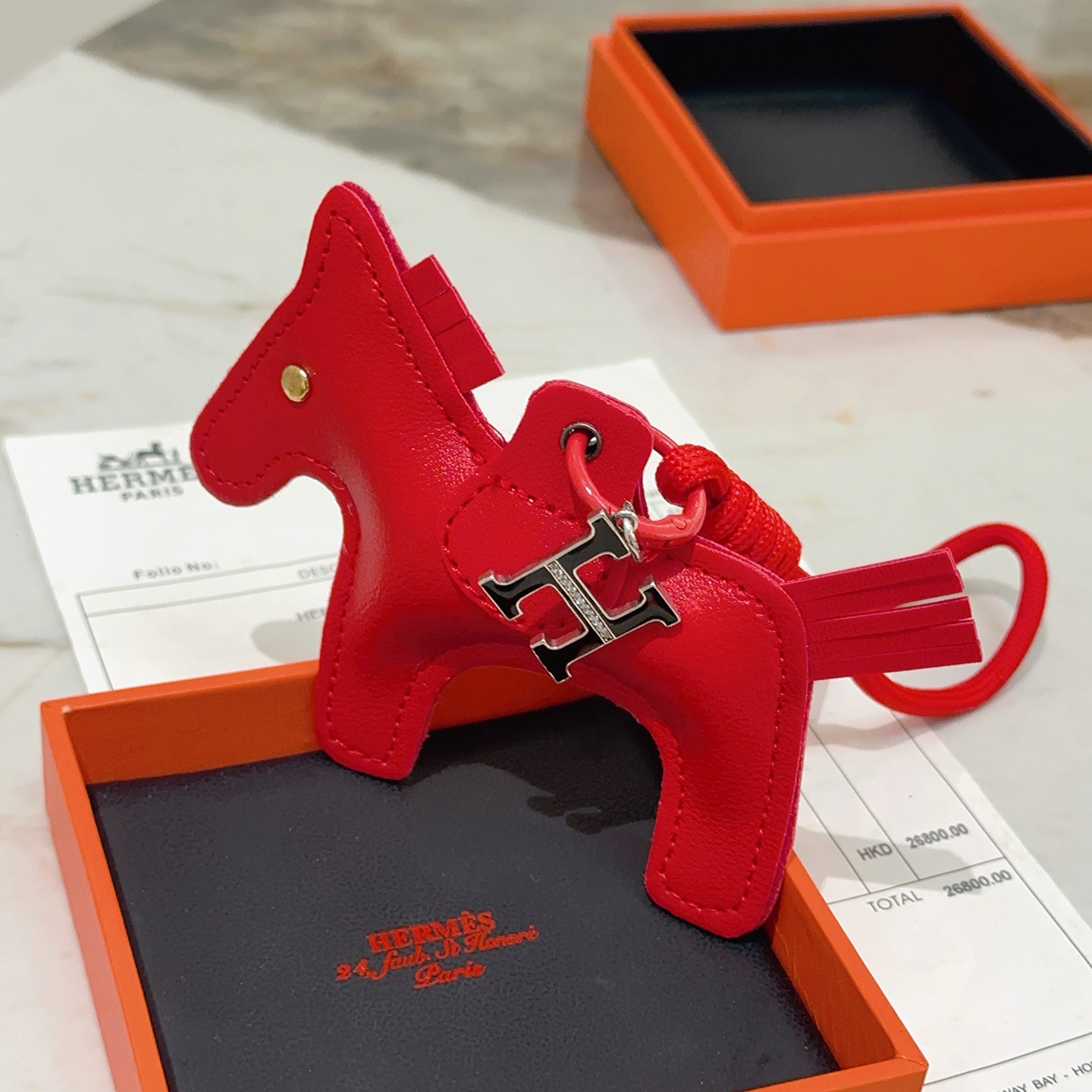 Hermes Rodeo H Logo Horse Bag Charm pendentif Cuir rouge vif métal argenté avec émail noir et détails en cristal transparent clou en œil doré 10 cm longueur totale de la breloque 8 cm cordon attaché