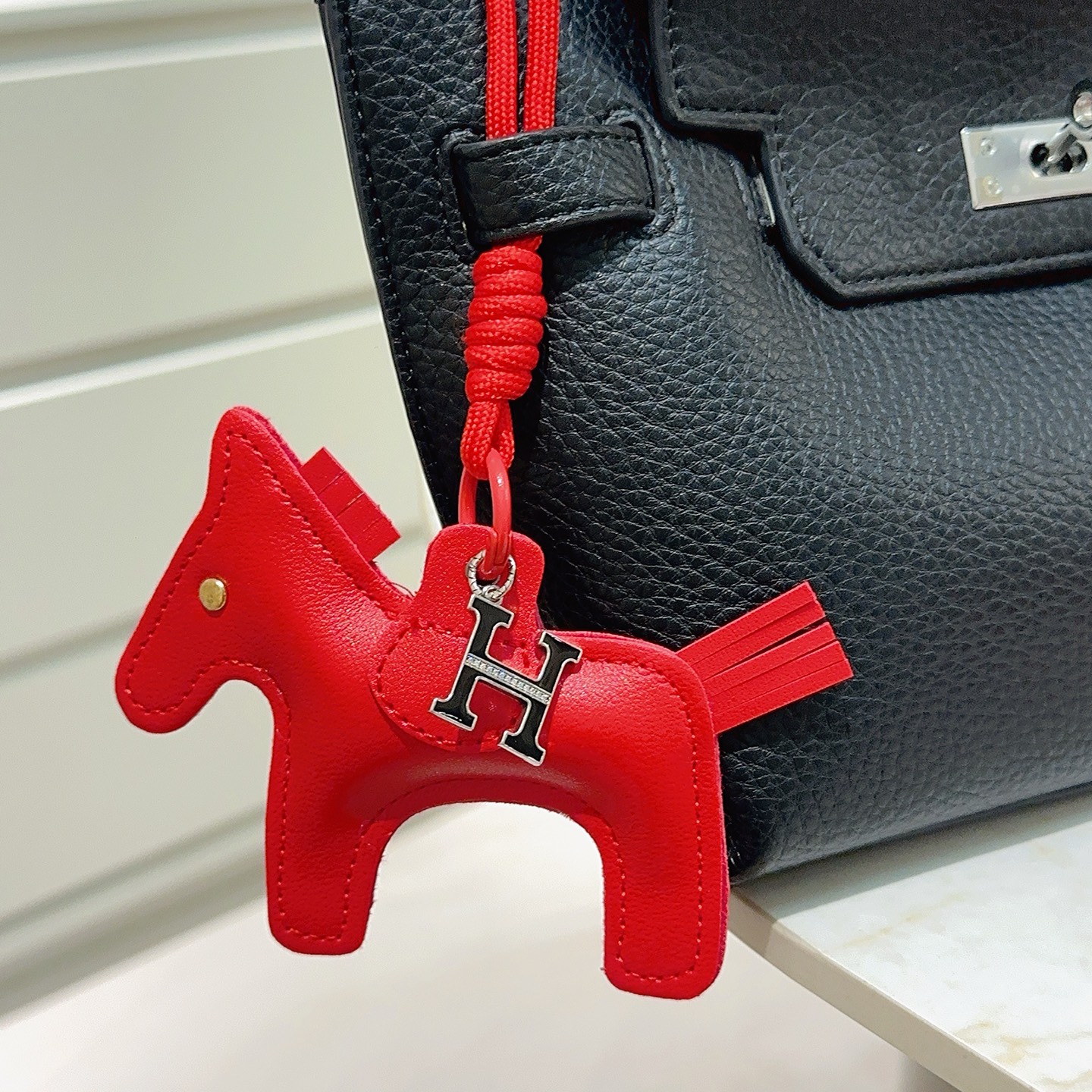 Hermes Rodeo H Logo Horse Bag Charm pendentif Cuir rouge vif métal argenté avec émail noir et détails en cristal transparent clou en œil doré 10 cm longueur totale de la breloque 8 cm cordon attaché