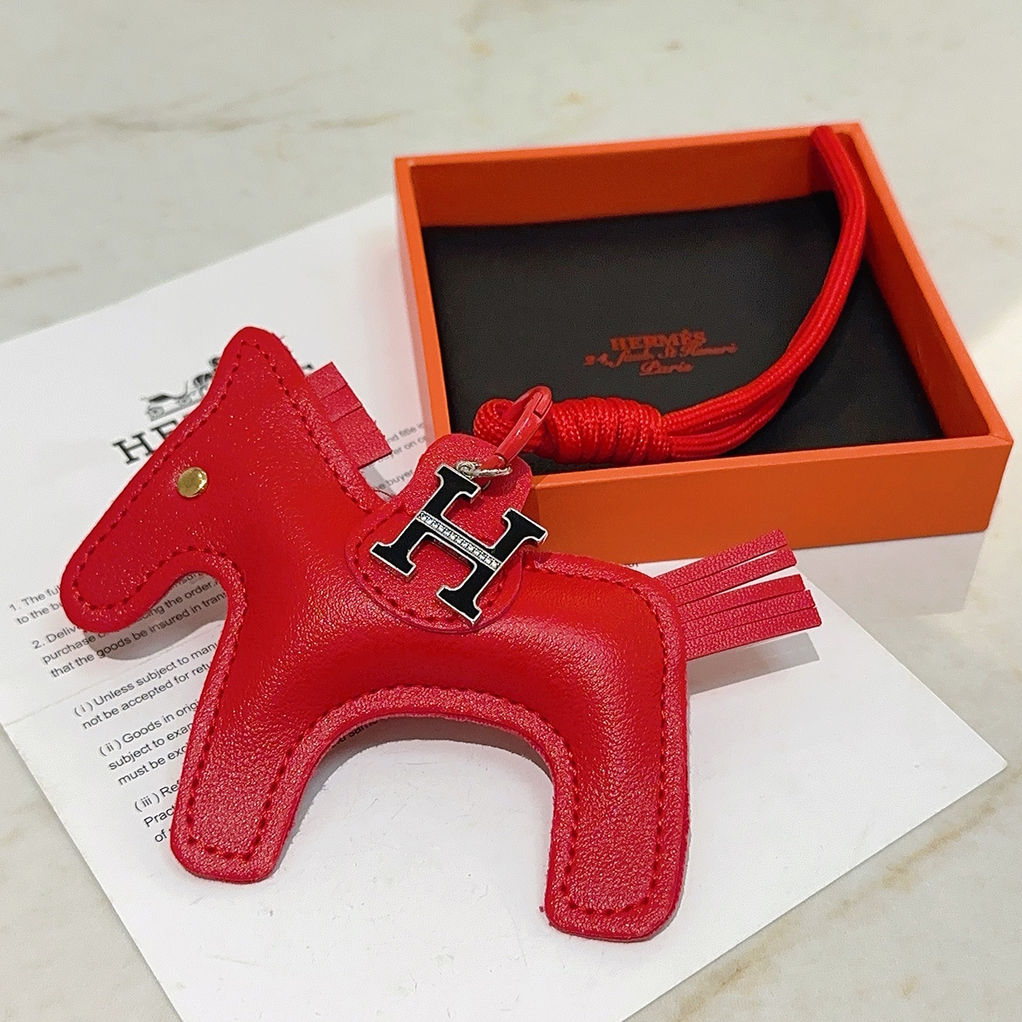 Hermes Rodeo H Logo Horse Bag Charm pendentif Cuir rouge vif métal argenté avec émail noir et détails en cristal transparent clou en œil doré 10 cm longueur totale de la breloque 8 cm cordon attaché