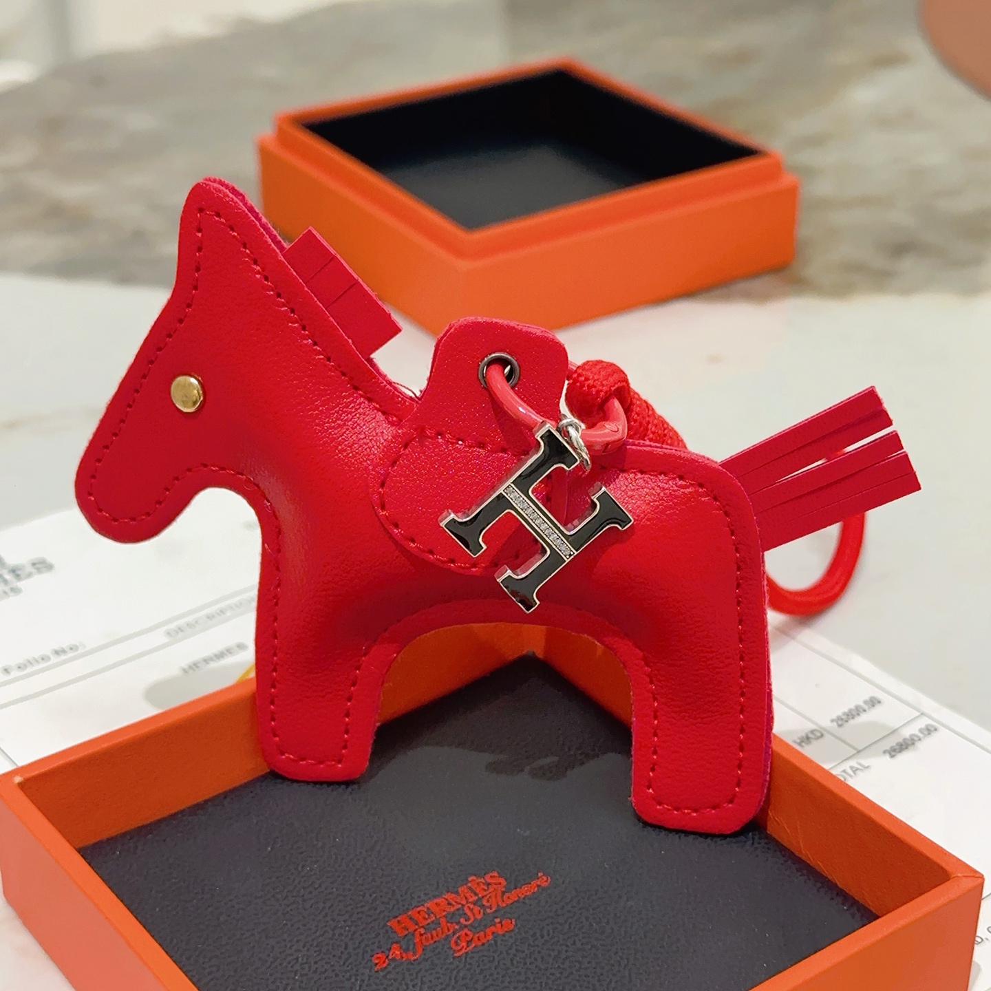 Hermes Rodeo H Logo Horse Bag Charm pendentif Cuir rouge vif métal argenté avec émail noir et détails en cristal transparent clou en œil doré 10 cm longueur totale de la breloque 8 cm cordon attaché