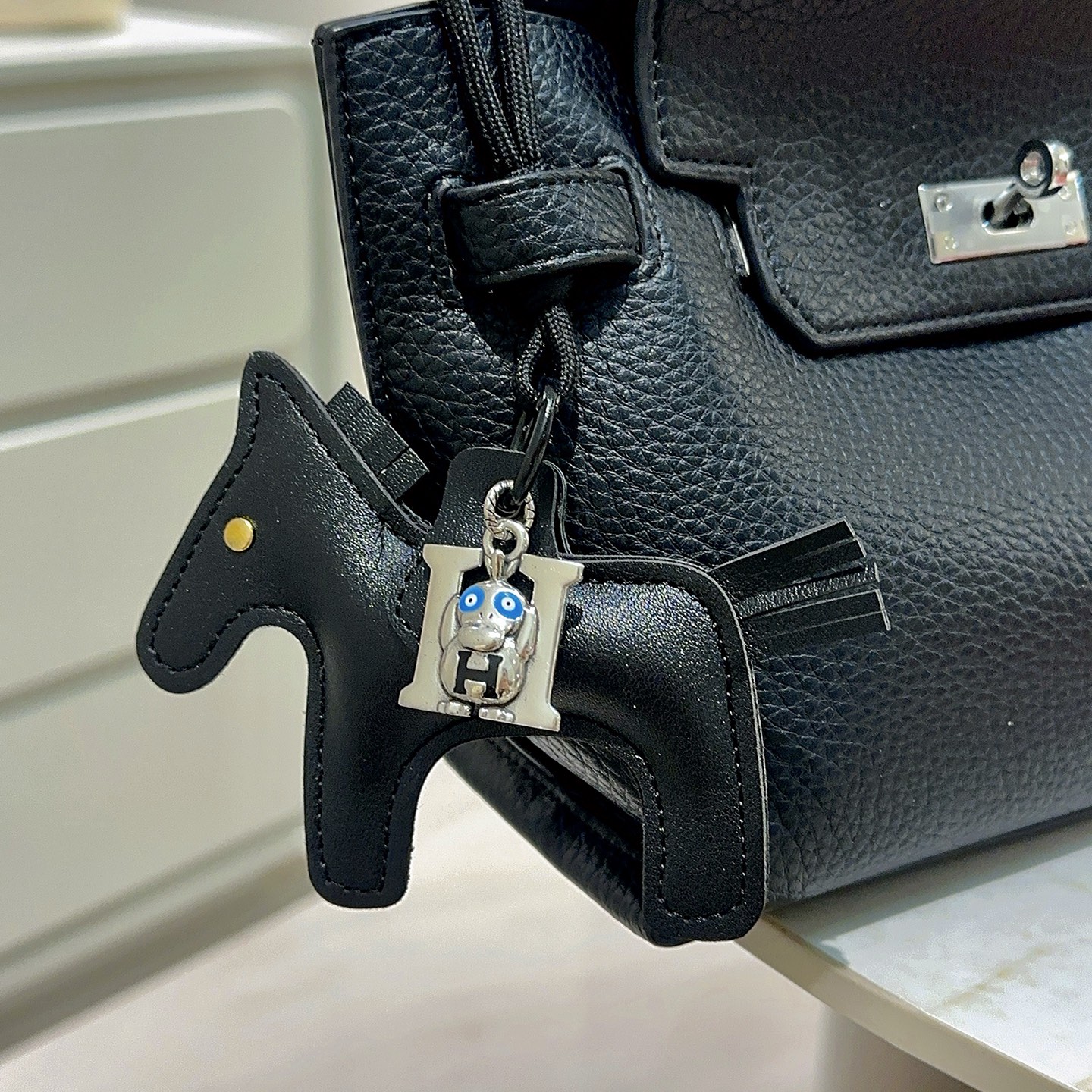 Hermes Rodeo Monkey H Bag Charm Llavero colgante Cuero negro metal plateado esmalte azul detalle de metal dorado 8 cm