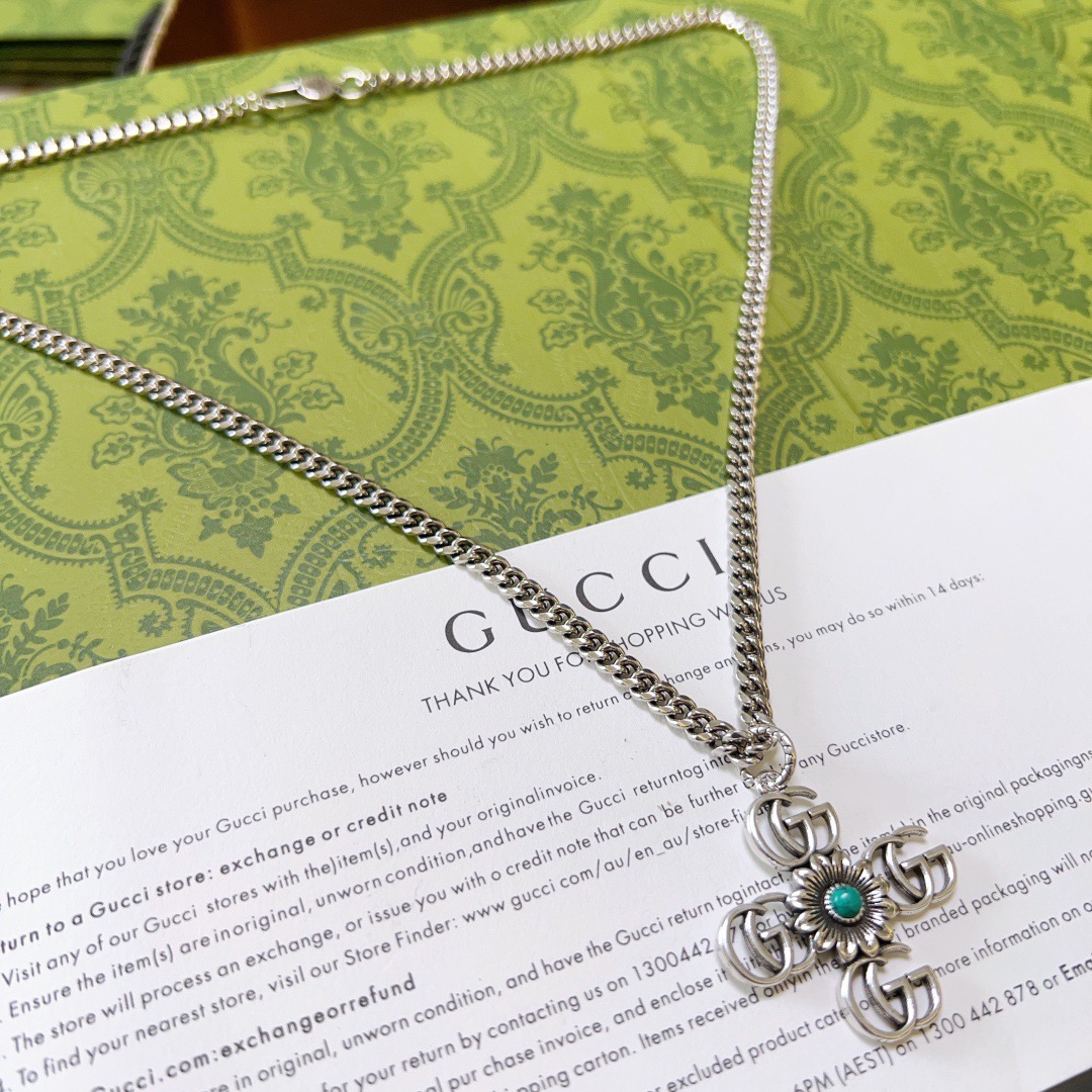 NO:705174,The latest Gucci necklace has a higher grade. The same style as the Anger Forest series for celebrities. The new Gucci necklace. Pay attention to the exclusive details and craftsmanship. The length of the chain is 60 cm and the length can be changed. The details are distressed. The shiny version is not available in the market. This model has been on the market. It is a best-selling model in Gucci. It is very good to match with trendy clothes, fine jewelry, Gucci, and necklace.19860909批古驰项链最新款链条档次更高明星同款Anger Forest系列新款古驰项链.认准独家细节工艺 链长60厘米可改长度 细节对版做旧处理 非市面亮面版型 这款一直在出 古驰里面热卖款 非常好搭配潮流衣服,饰品精品,gucci,necklace,Jewelry