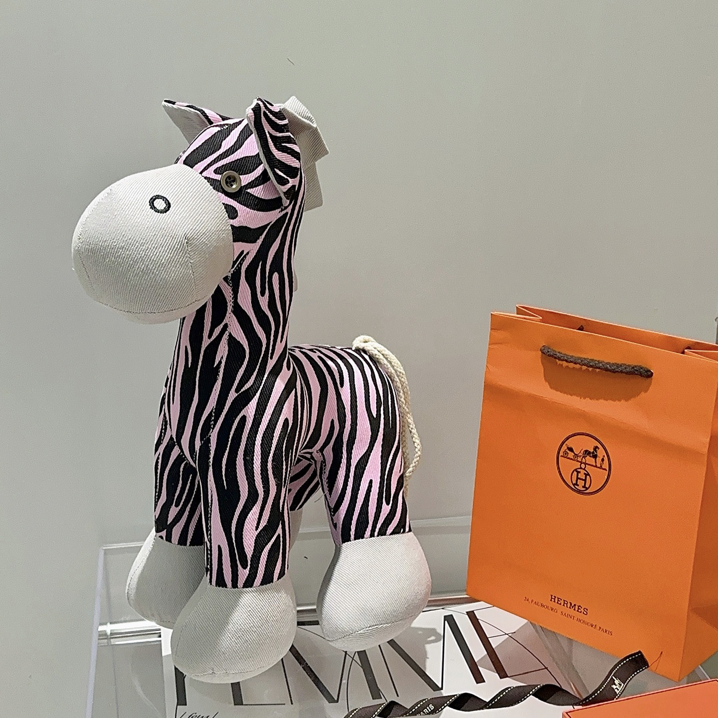 NO:705206,Batch. Hot model is coming. Hermès official website debuts new horse dolls for exclusive high-quality sale. New products for export to France are released. A horse doll from Hermès. Purely hand-made. The texture and fullness are all in place. Not many in stock, and the hands are slow. Super cute. Looking forward to my horse. Put it in the car and put it at home. Full of high-end feeling. 25cm size, original Hermès label, boutique jewelry, hermes19860909批. 爆款来袭 爱马仕官网首发新品马玩偶独家高品质发售 出口法国订单新品发布 ,爱马仕的一款马公仔 纯手工制作工艺 质感 饱满度全部到位 现货不多,手慢无 超级可爱的 期待我的马.放车里放家里高级感满满 25cm的尺寸,原单爱马仕标签,饰品精品,hermes,Jewelry