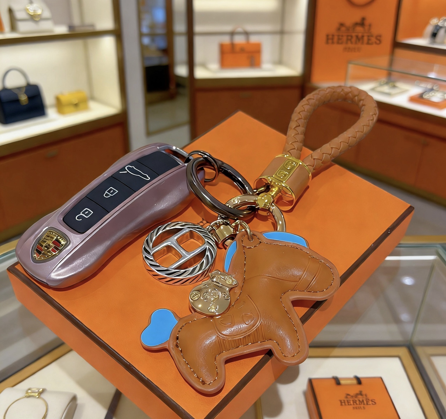 Pendentif Hermes Rodeo Braided Strap Key Charm Cuir marron doré avec des accents bleu ciel Quincaillerie en métal doré et argenté Longueur totale de 12 cm
