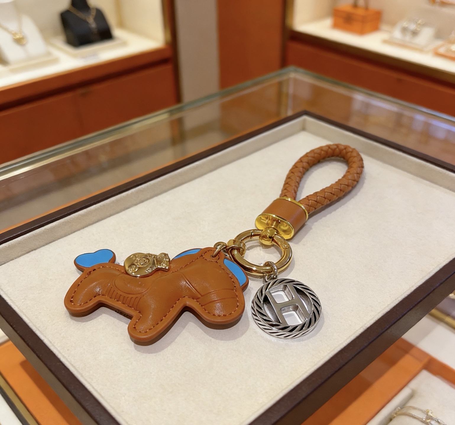 Pendentif Hermes Rodeo Braided Strap Key Charm Cuir marron doré avec des accents bleu ciel Quincaillerie en métal doré et argenté Longueur totale de 12 cm