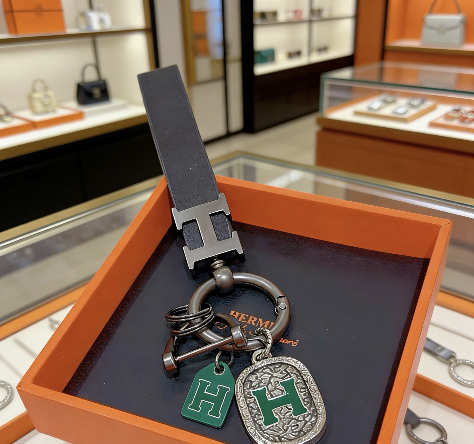 Hermes H Logo Leather Key Charm pendentif Gunmetal gris métal cuir noir émail vert détail H longueur du bracelet 10 cm