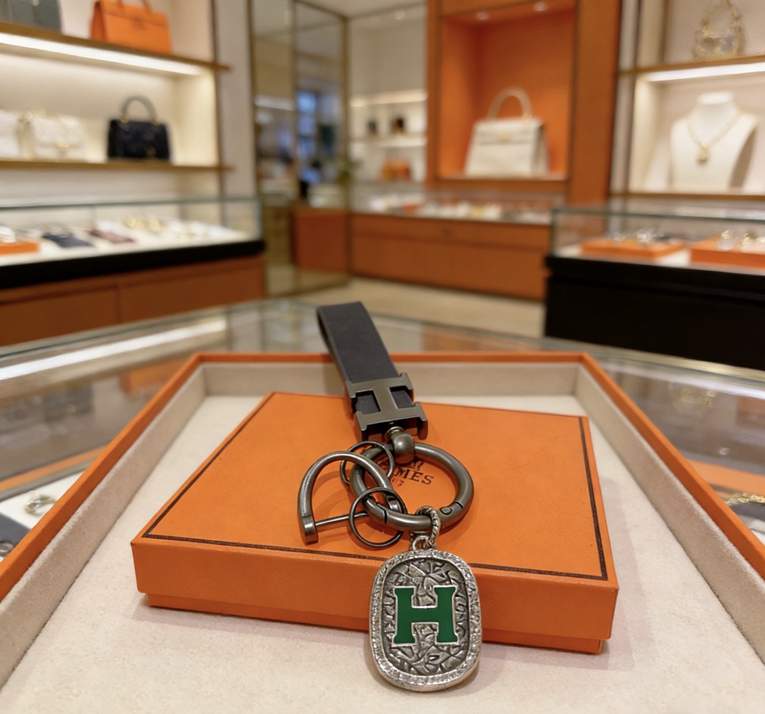 Hermes H Logo Leather Key Charm pendentif Gunmetal gris métal cuir noir émail vert détail H longueur du bracelet 10 cm