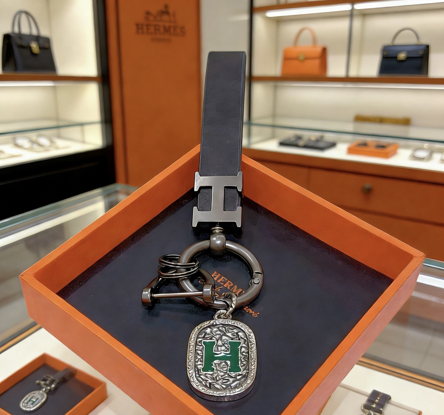 Hermes H Logo Leather Key Charm pendentif Gunmetal gris métal cuir noir émail vert détail H longueur du bracelet 10 cm