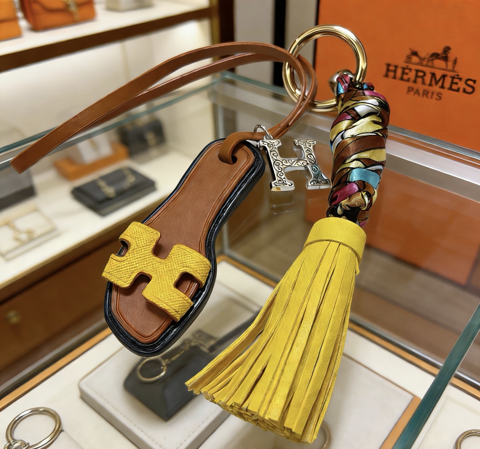 Hermes Oran Sandalo Borsa con nappa Fascino Portachiavi Ciondolo Metallo color oro Pelle marrone Pelle gialla Seta multicolore Ciondolo H color argento Bordo nero Rifinitura 15 cm Lunghezza totale