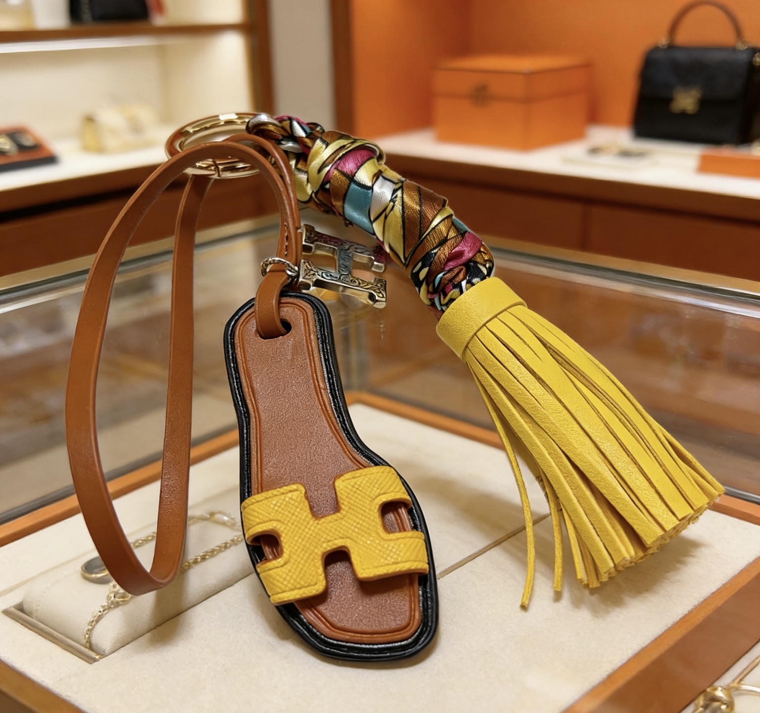 Hermes Oran Sandalo Borsa con nappa Fascino Portachiavi Ciondolo Metallo color oro Pelle marrone Pelle gialla Seta multicolore Ciondolo H color argento Bordo nero Rifinitura 15 cm Lunghezza totale