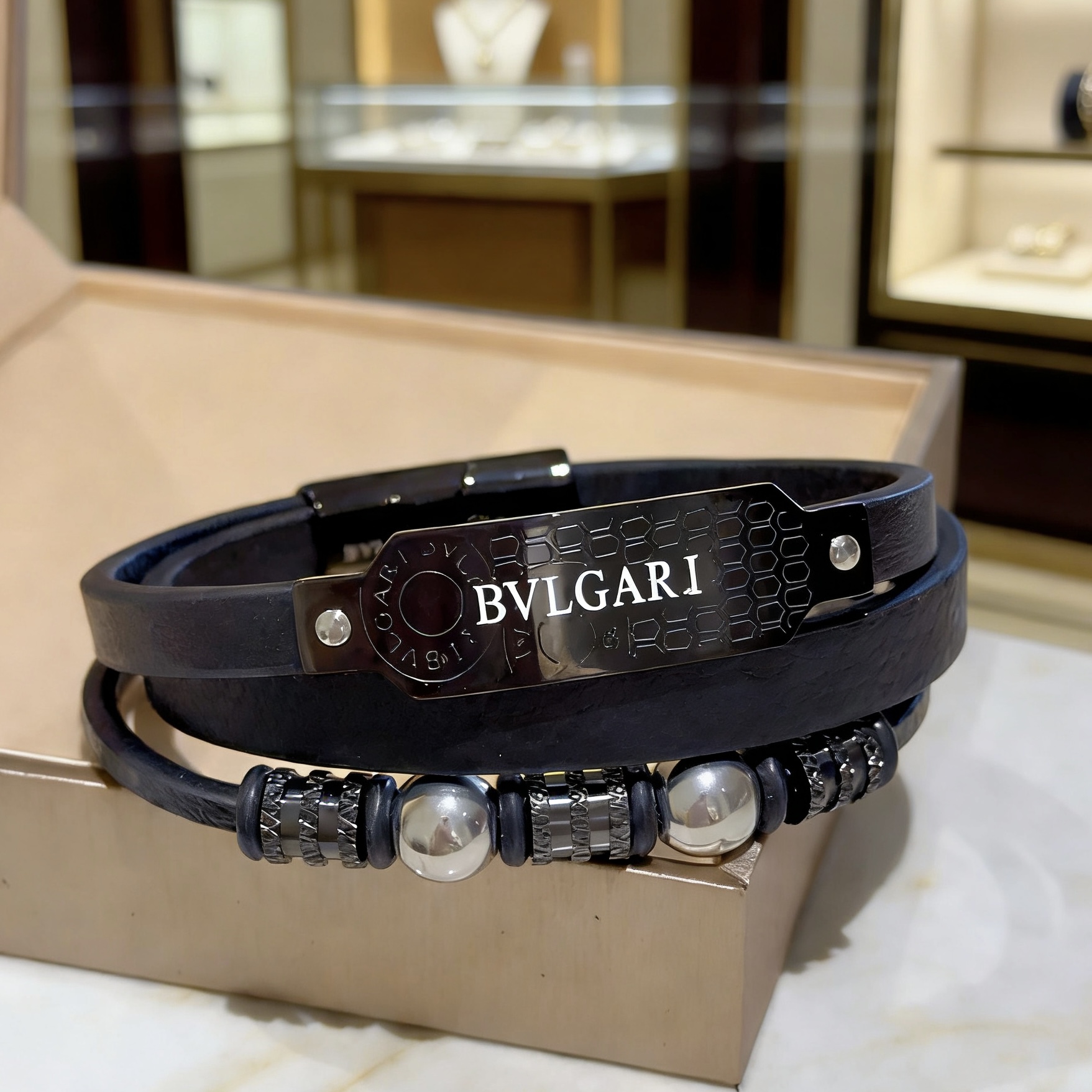 Bvlgari Serpenti Forever Coiled Leather Bracelet bracelet Cuir noir avec détails en métal noir gunmetal et accents sphériques argentés 19 cm
