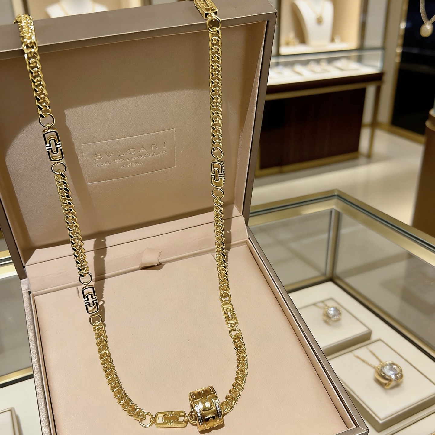 Bvlgari Bvlgari Bvlgari necklace 18K yellow gold with diamond accents 60cm