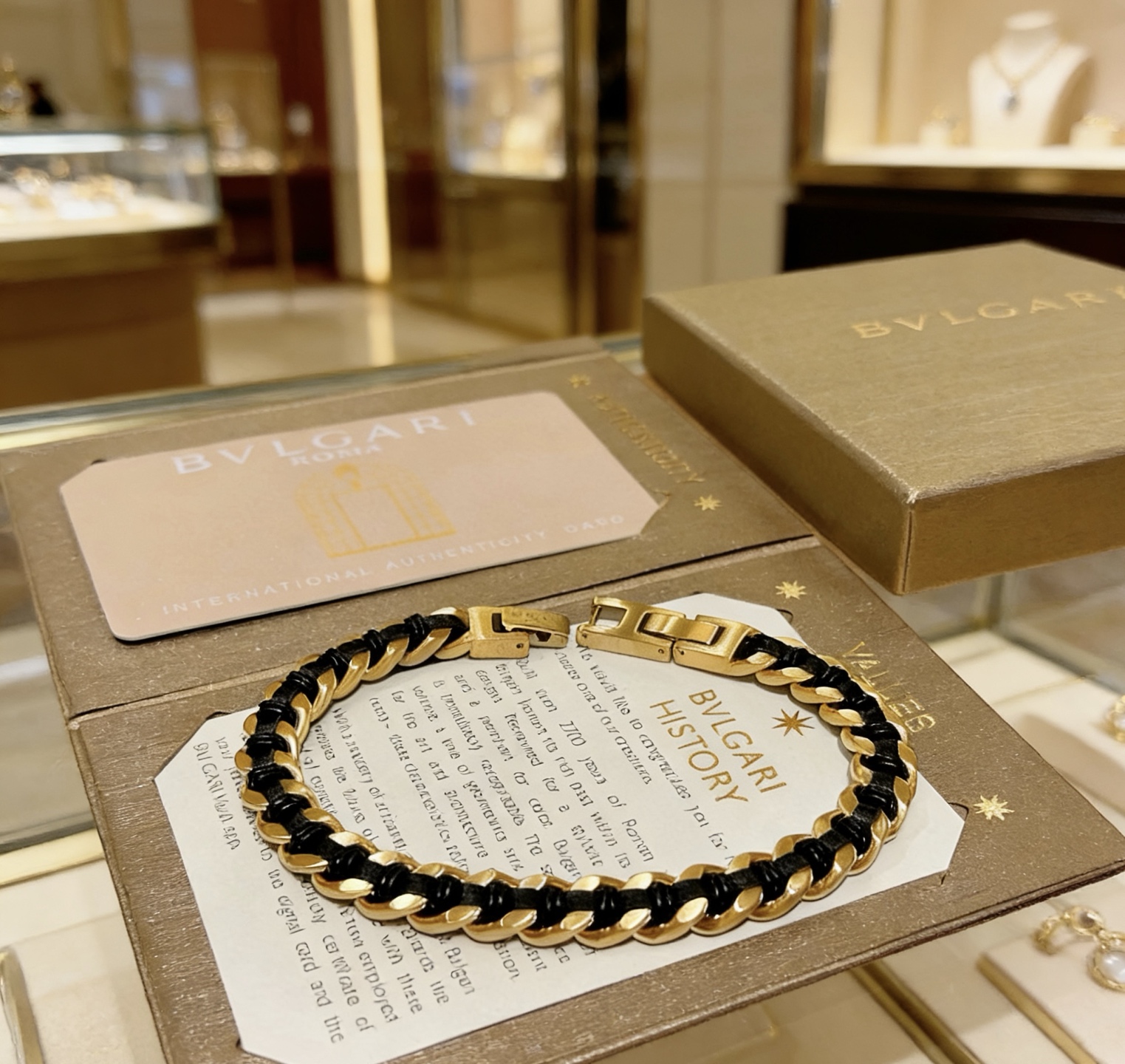 Bvlgari 宝格丽手链V金搭配编织绳材质 BVLGARI宝格丽 DIVAS‘ DREAM 系列 品相完美
