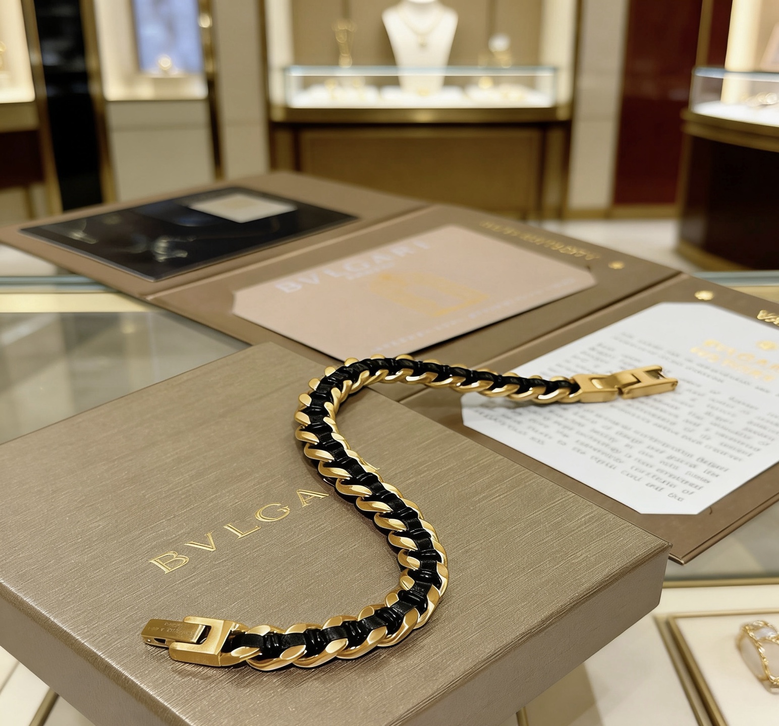 Bvlgari 宝格丽手链V金搭配编织绳材质 BVLGARI宝格丽 DIVAS‘ DREAM 系列 品相完美