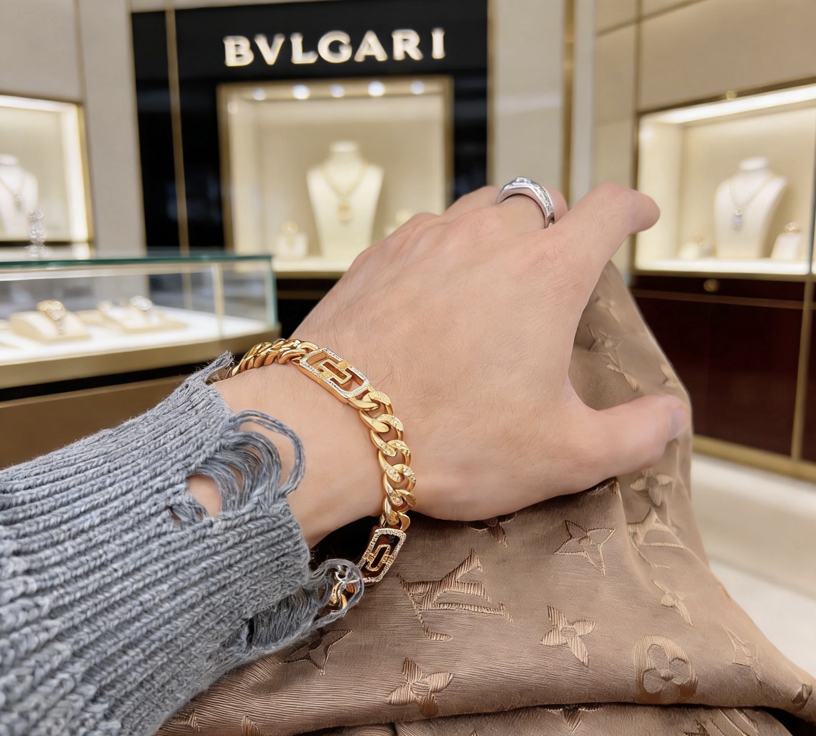 Bvlgari DIVAS DREAM bracelet 18k yellow gold with clear diamond pave accents 18cm