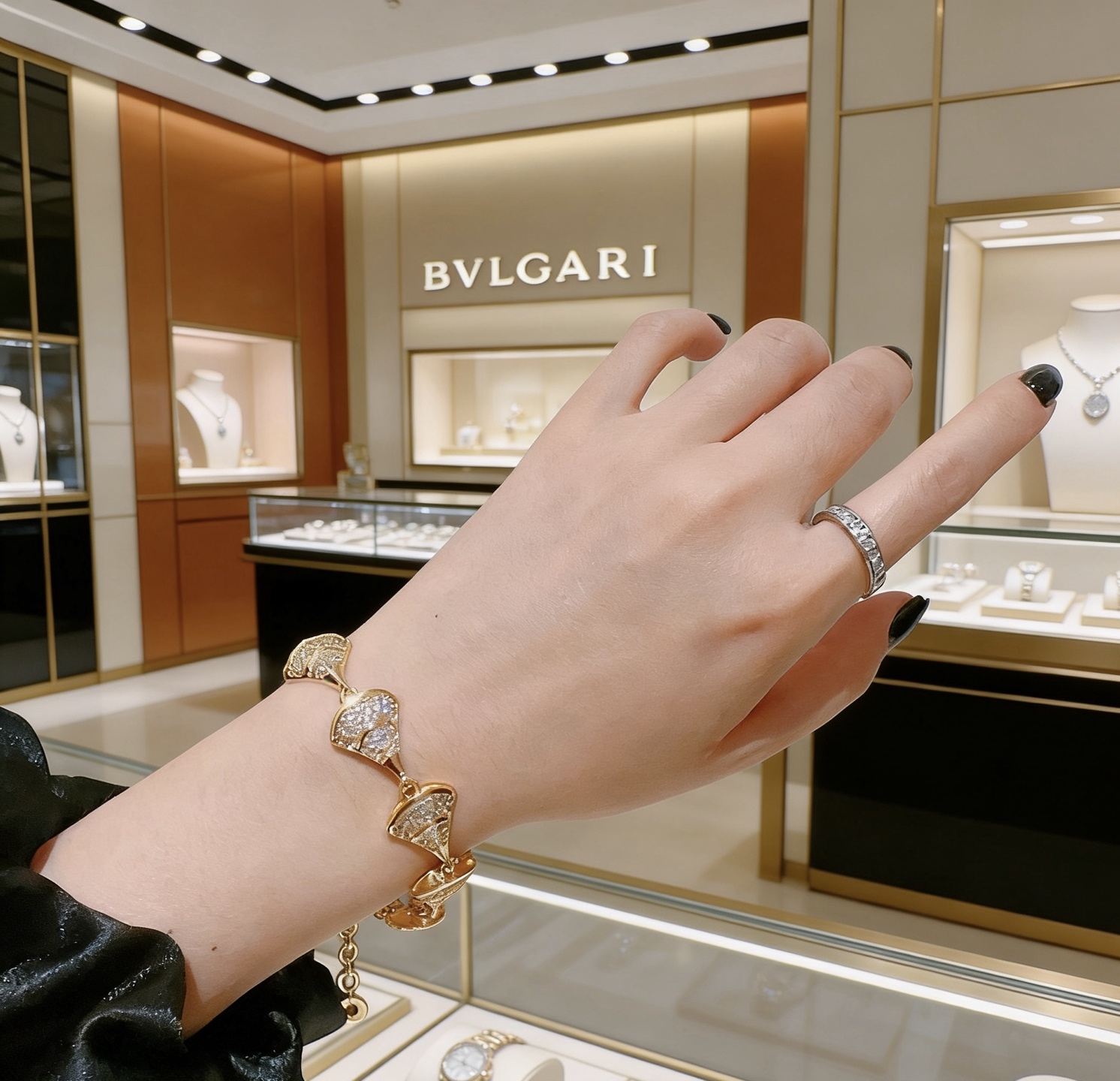 Bvlgari DIVAS DREAM bracelet 18k yellow gold with pave diamonds 17-19cm adjustable