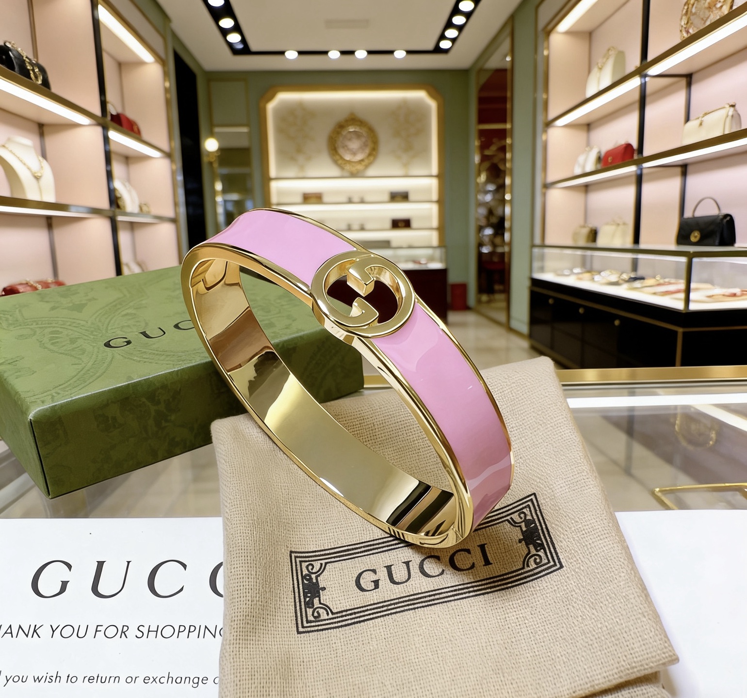 NO:720851,88180 Gucci bracelet is handmade, the latest bracelet is of a higher grade, the same style as the Anger Forest series, double G classic series Gucci bracelet, details are matched with K gold treatment, non-market shiny version, this one has been out, the best-selling model in Gucci, very good to match with trendy clothes, gucci, bracelet, Cartier high-end jewelry1986090988180古驰手镯手环纯手工打造最新款手镯档次更高明星同款Anger Forest系列双G经典款系列古驰手环 细节对版K金处理 非市面亮面版型 这款一直在出 古驰里面热卖款 非常好搭配潮流衣服,,gucci,bracelet,卡迪亚高端饰品,Jewelry
