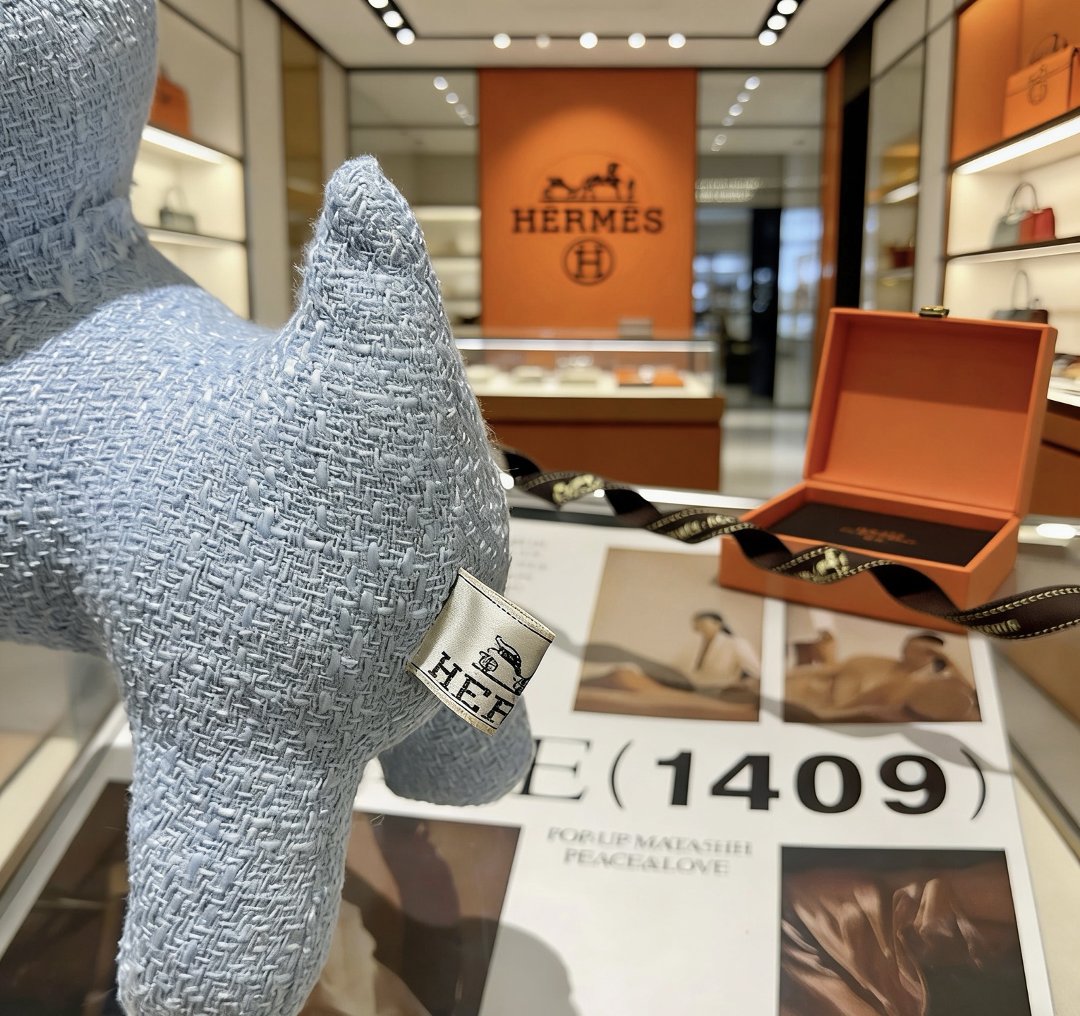 Broche peluche Hermes Buldog en tissu bleu clair avec yeux en plastique noir et marron 28cm