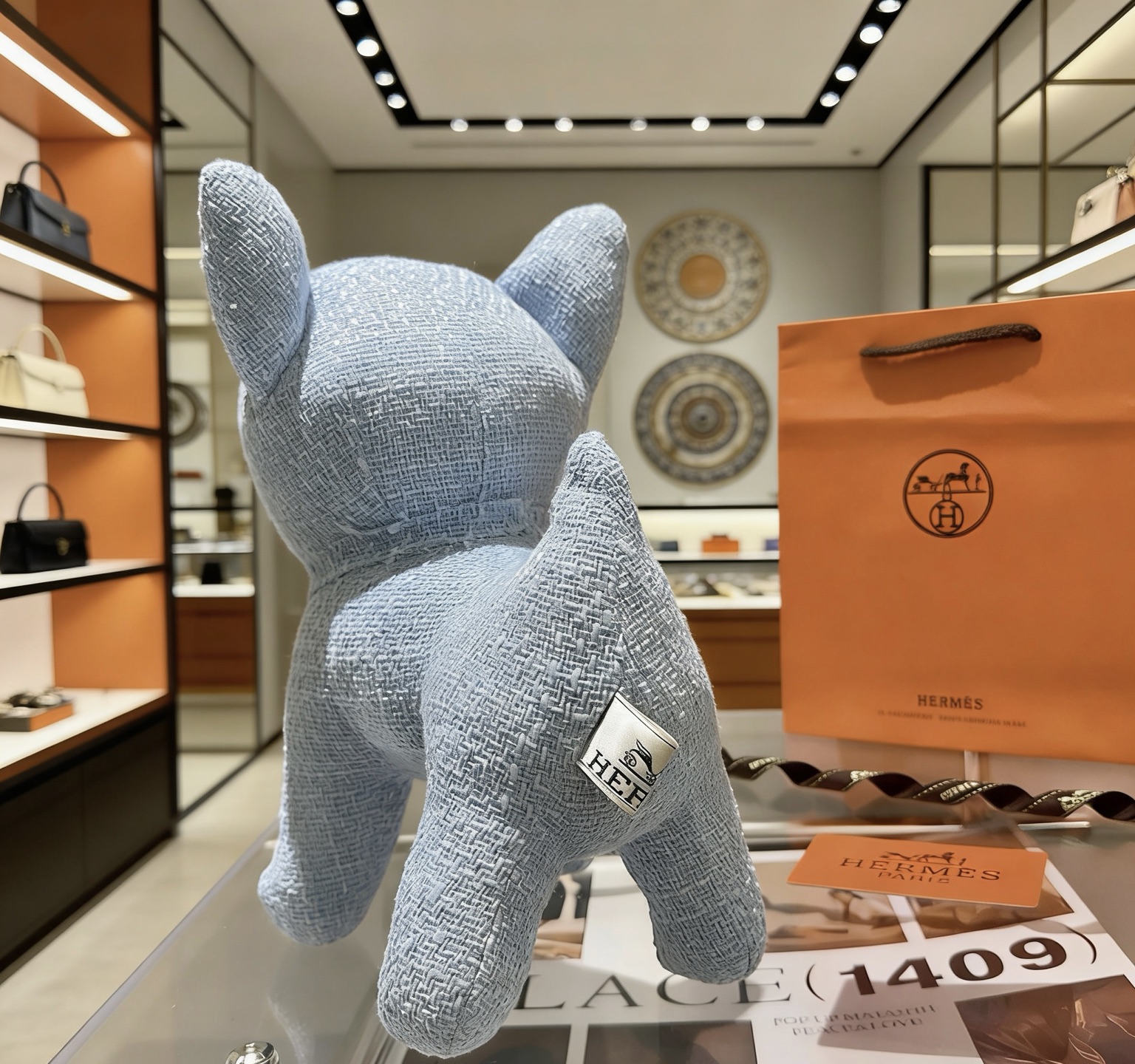 Broche peluche Hermes Buldog en tissu bleu clair avec yeux en plastique noir et marron 28cm
