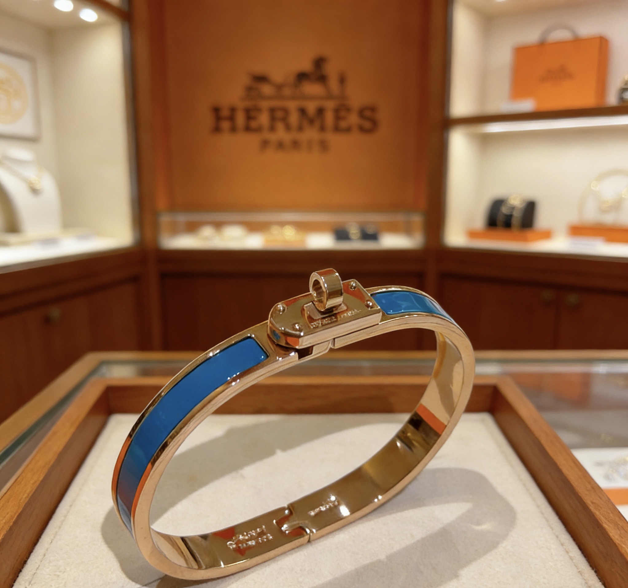 NO:724230,Batch. Hermes Hermes bracelet, original customized bracelet, enamel craftsmanship is a test of the master's skills. Make sure the color is hand-made [color][color]. High-end customization. Goddesses all love Hermes hot bracelets. Super exquisite and praise all goddesses and stars. The same style. High-end franc material, K gold texture, Seiko pure handmade product. It's really amazing to get started. Boutique jewelry, hermes, hermes, bracelet19860909批. Hermes 爱马仕手镯 原版定制 手环 珐琅工艺太考验师傅的手艺了 要确保色泽手工制作好[色][色] 高端定制 女神 都爱爱马仕火爆手镯 超精赞各路女神 明星 同款 高端法郎材质,k金质感,精工纯手工出品上手真的赞,饰品精品,hermes,hermes,bracelet,Jewelry