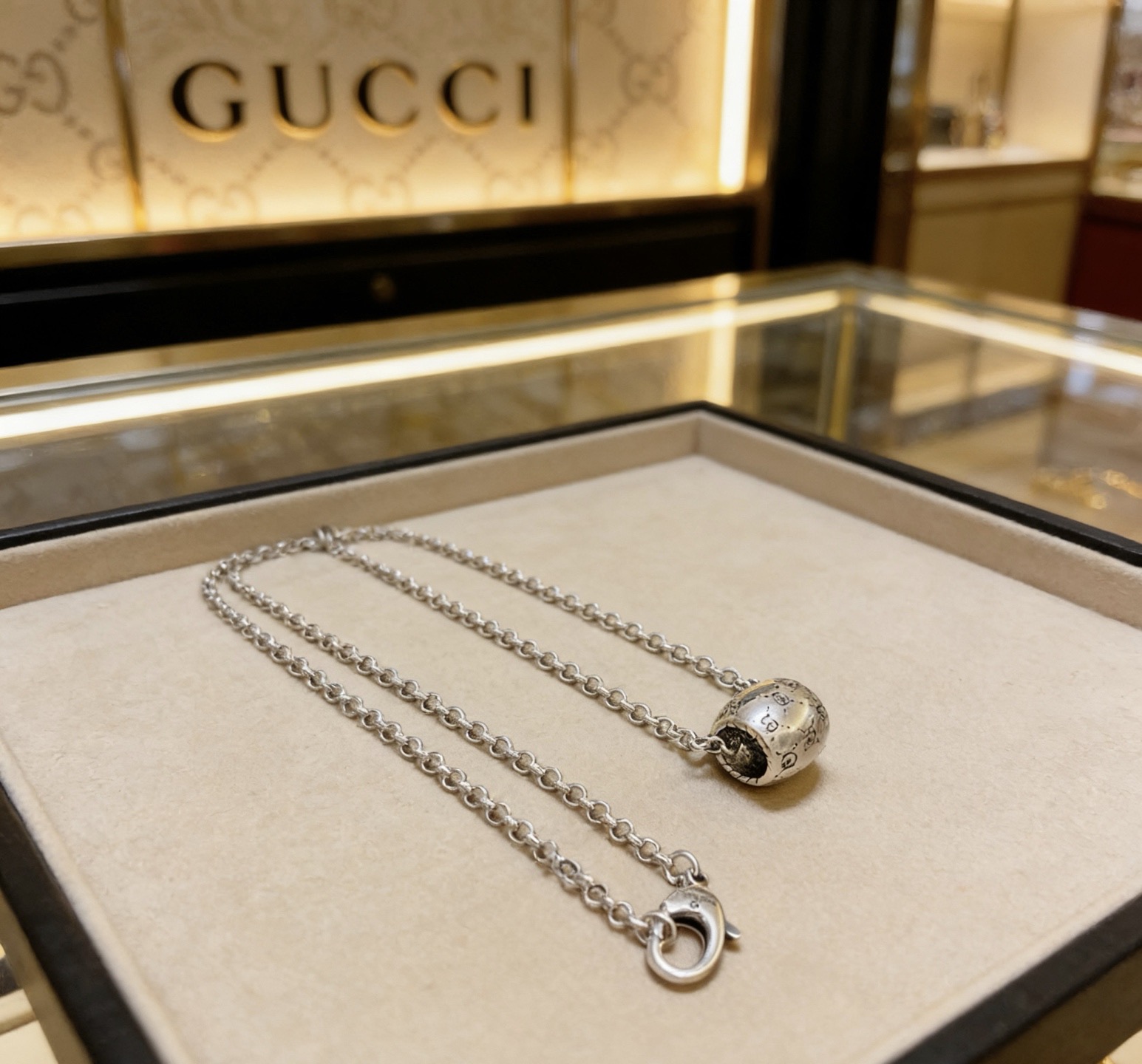 NO:724242,The latest Gucci necklace has a higher grade. The same model as the star's Anger Forest series. Double G classic design concept necklace series. Retro silver necklace. The details are distressed. The shiny version is not available in the market. This one has been on the market. It is a best-selling model in Gucci. It is very suitable for trendy clothes, fine jewelry, gucci, necklace.19860909批古驰项链最新款链条档次更高明星同款Anger Forest系列双G经典款设计理念项链系列复古银项链 细节对版做旧处理 非市面亮面版型 这款一直在出 古驰里面热卖款 非常好搭配潮流衣服,饰品精品,gucci,necklace,Jewelry