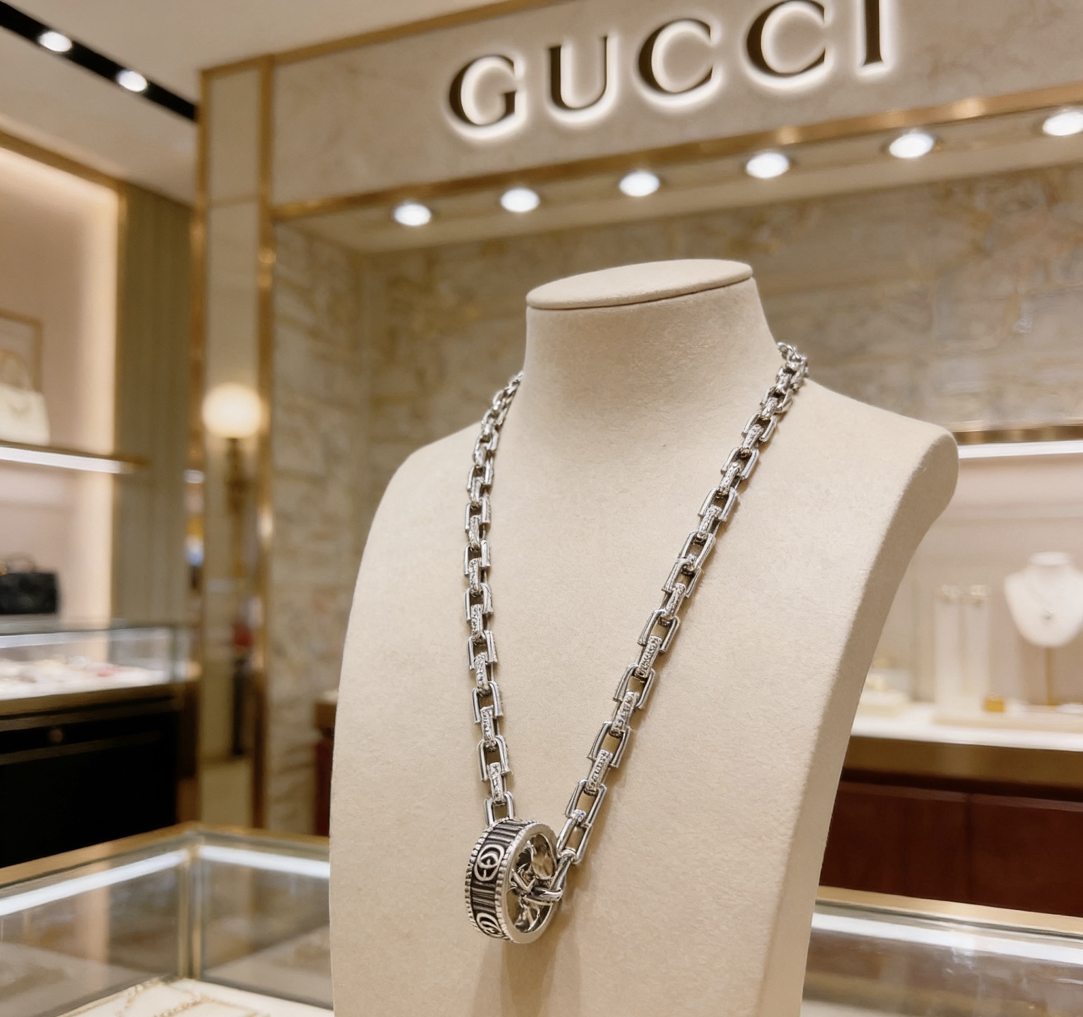 NO:724252,Batch, it’s so handsome. Gucci necklace 2026 latest chain has a higher grade. The same classic model for celebrities. Anger Forest series double G Gucci necklace. The chain length is 60 cm and the length can be changed. The details are distressed and the version is not available in the market. This type of shiny version has been out. It is a best-selling model in Gucci. It goes well with trendy clothes, high-quality jewelry, gucci, and necklaces.19860909批 太帅啦 古驰项链2026最新款链条档次更高明星同款经典款Anger Forest系列双G古驰项链 链长60厘米可改长度 细节对版做旧处理 非市面亮面版型 这款一直在出 古驰里面热卖款 非常好搭配潮流衣服,饰品精品,gucci,necklace,Jewelry