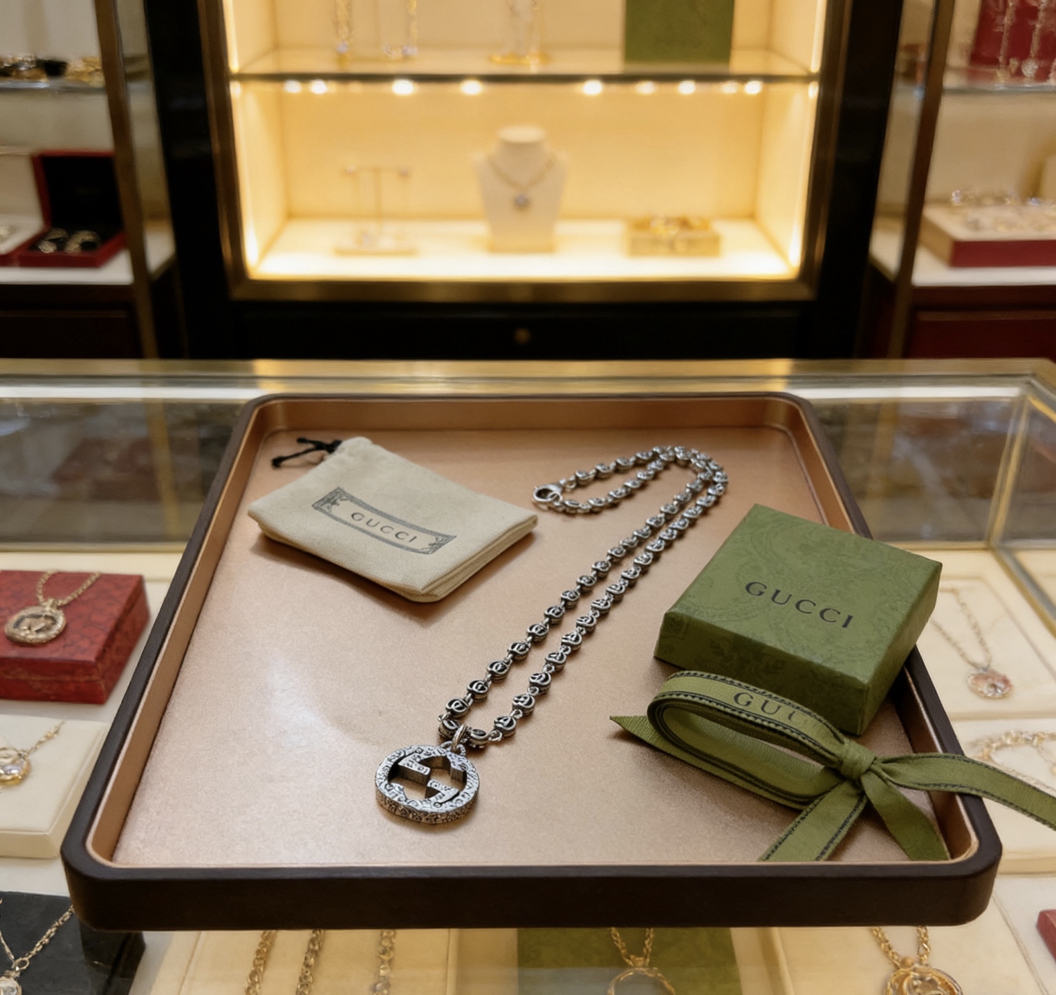 NO:724255,Gucci Necklace Gucci Necklace. The latest chain is of higher quality. The same style as the Anger Forest series double G for celebrities. The new Gucci necklace. The length of the chain is 60 cm and the length can be changed. The details are distressed and the version is not available in the market. This model has been sold in Gucci. It is a very good match with trendy clothes, fine jewelry, Gucci, and necklace.19860909批古驰项链古驰项链. 最新款链条档次更高明星同款Anger Forest系列双G新款古驰项链 链长60厘米可改长度 细节对版做旧处理 非市面亮面版型 这款一直在出 古驰里面热卖款 非常好搭配潮流衣服,饰品精品,gucci,necklace,Jewelry