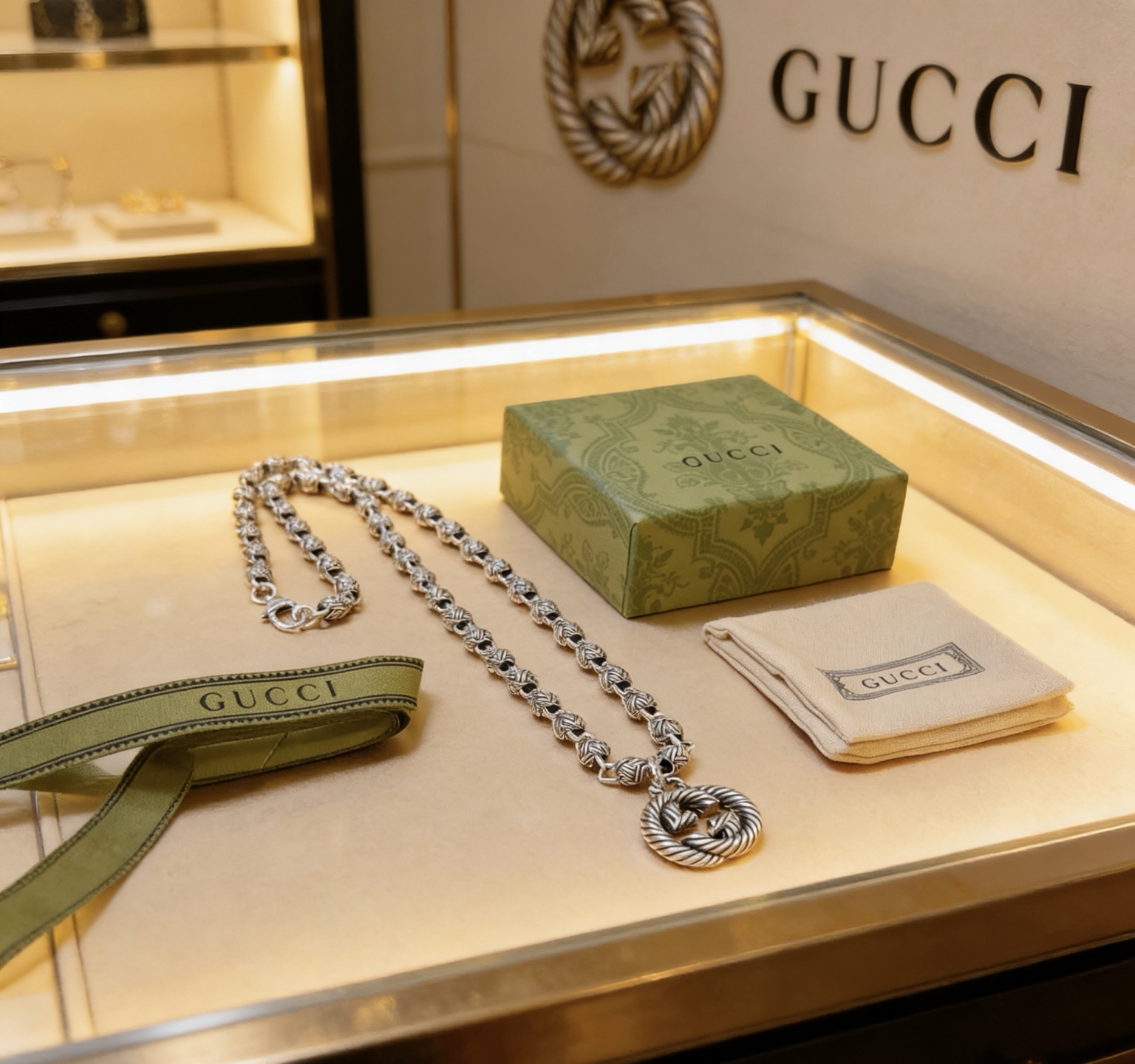 NO:724280,Batch, it’s so handsome. Gucci necklace 2026 latest chain has a higher grade. The same classic model for celebrities. Anger Forest series double G Gucci necklace. The chain length is 60 cm and the length can be changed. The details are distressed and the version is not available in the market. This type of shiny version has been out. It is a best-selling model in Gucci. It goes well with trendy clothes, high-quality jewelry, gucci, and necklaces.19860909批 太帅啦 古驰项链2026最新款链条档次更高明星同款经典款Anger Forest系列双G古驰项链 链长60厘米可改长度 细节对版做旧处理 非市面亮面版型 这款一直在出 古驰里面热卖款 非常好搭配潮流衣服,饰品精品,gucci,necklace,Jewelry